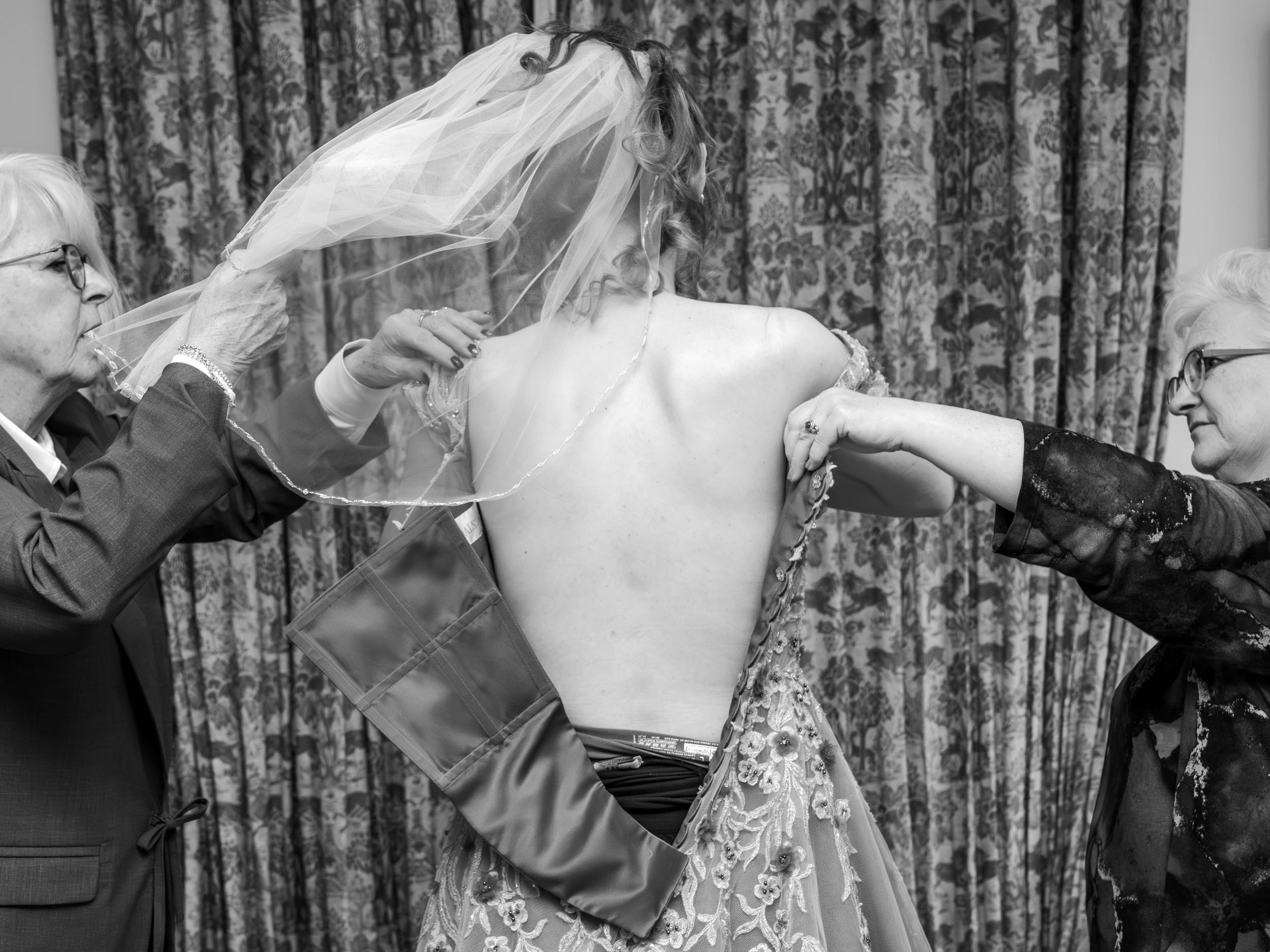 lisa-meijer-wedding-photography-kasteel-maurick-vught-noord-brabant-intimate-bi-cultural-bruiloft-dressing-bride-51.jpg
