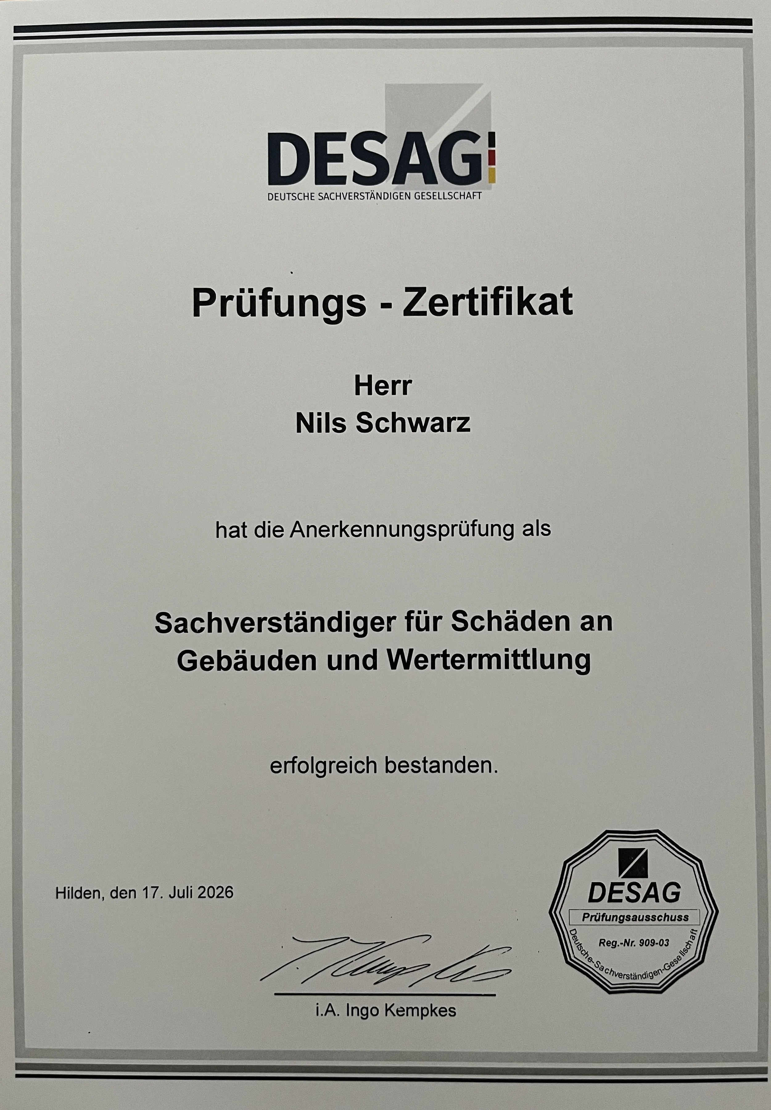 Prüfungszertifikat der DESAG für Herrn Nils Schwarz, ausgestellt am 17. Juli 2026 in Hilden, mit Unterschrift und DESAG-Logo.