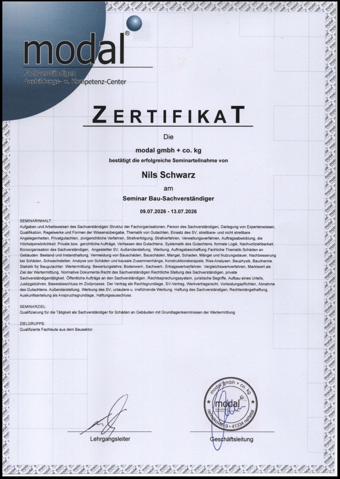 Zertifikat für  Nils Schwarz über eine erfolgreiche Seminarteilnahme im Bereich Bau-Sachverständiger mit Unterschriften und Stempel.
