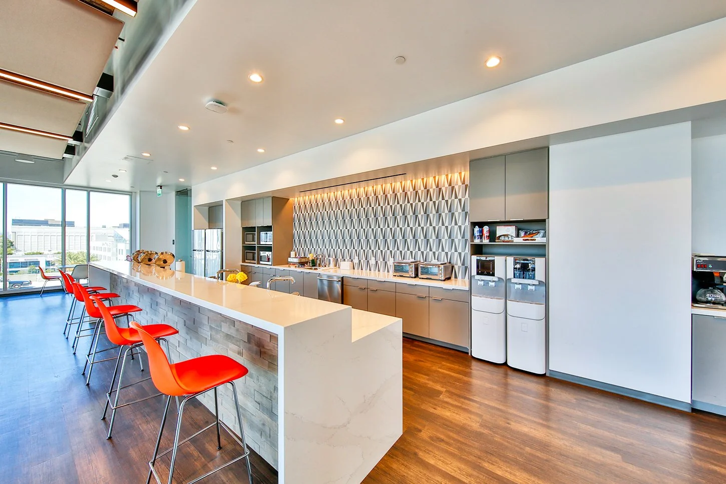 EvAr-4275 Lg Kt Bar HDR.jpg