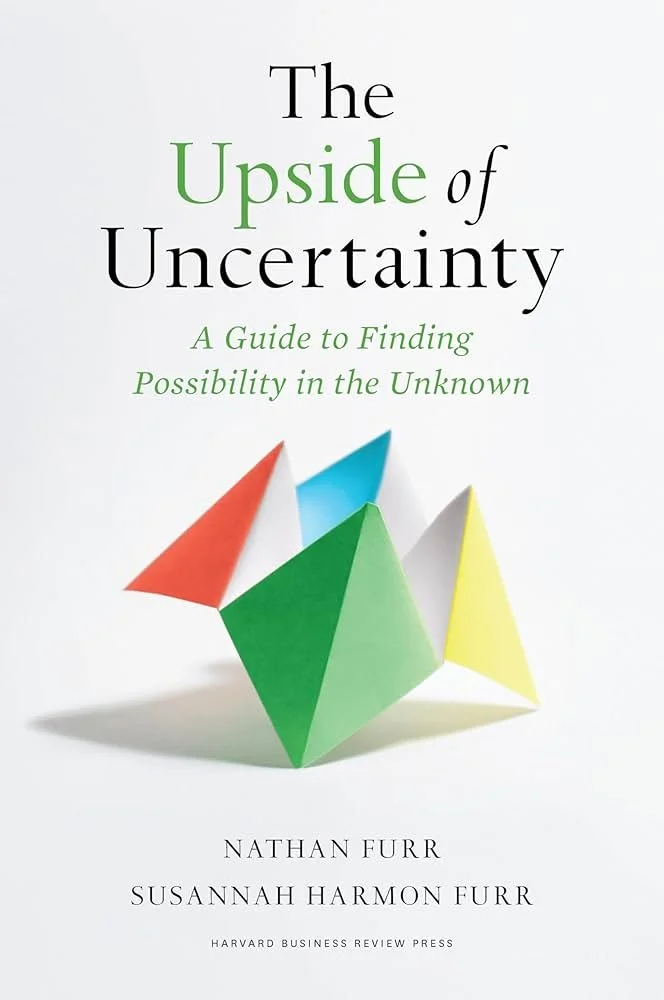 Libro "The Upside of Uncertainity" escrito por Nathan Furr y Susannah Harmon Furr. Libro de Harvard Business Review Press.