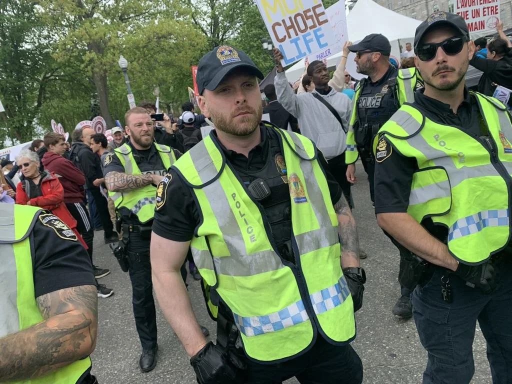 La police nuit à la mission des groupes communautaires