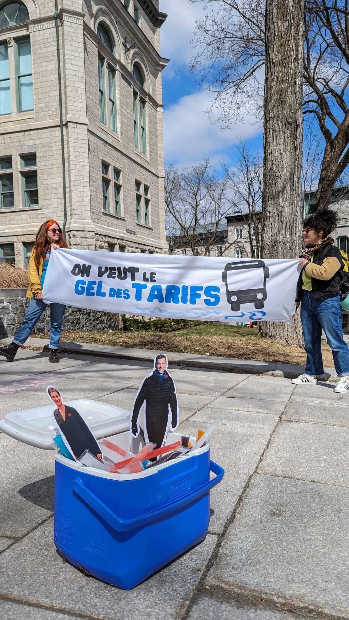 Des groupes communautaires demandent le gel des tarifs du transport en commun