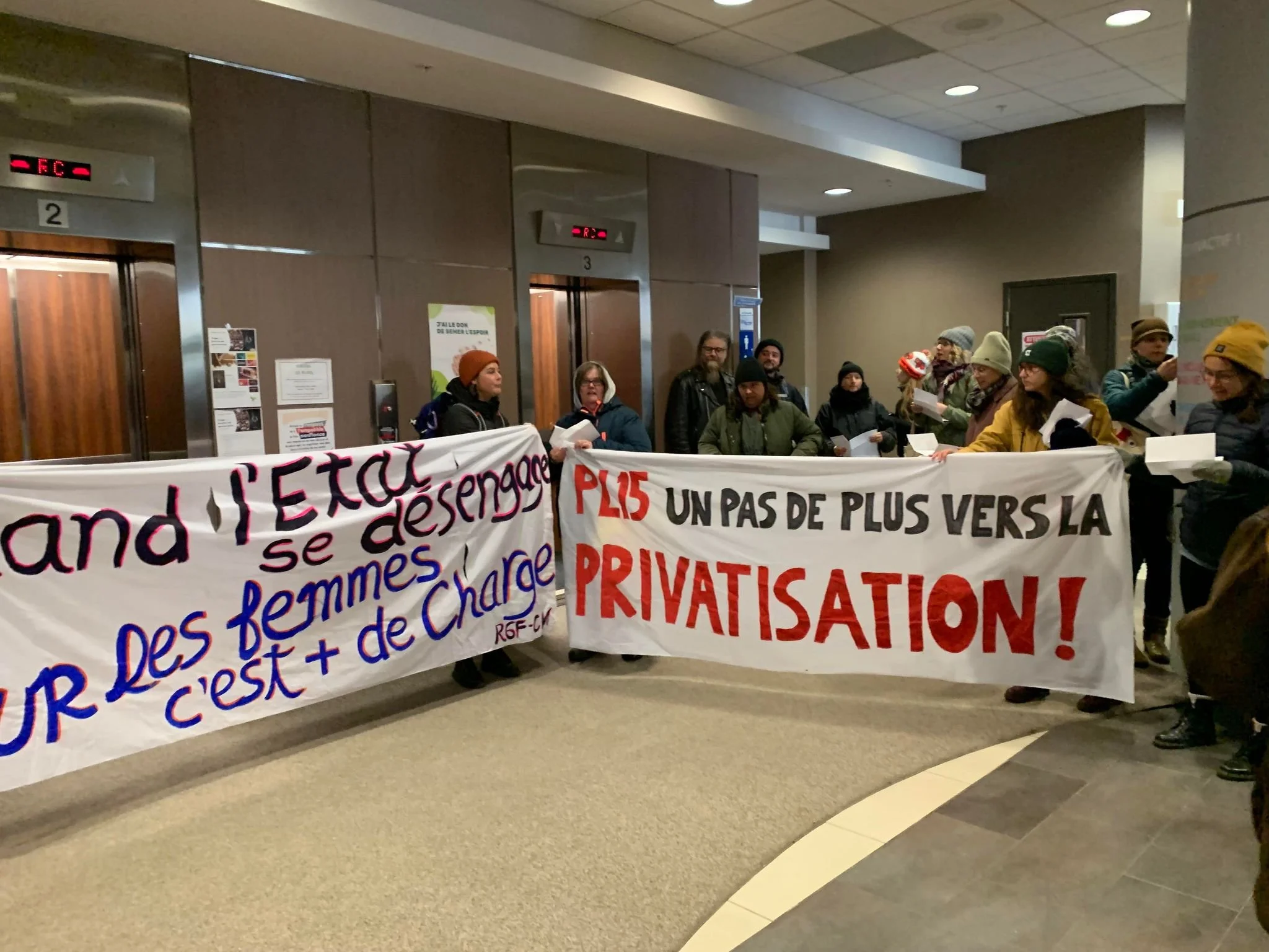 Des groupes communautaires s’invitent au ministère de la Santé et des Services sociaux pour dénoncer la réforme de la santé (PL 15)
