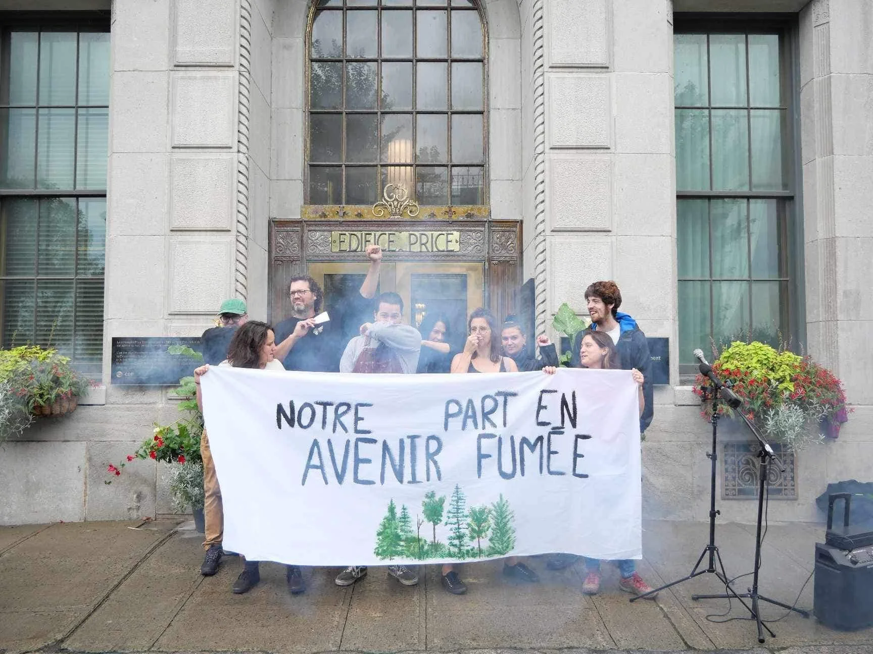De la fumée devant la résidence du premier ministre pour rappeler les feux de forêt&nbsp;