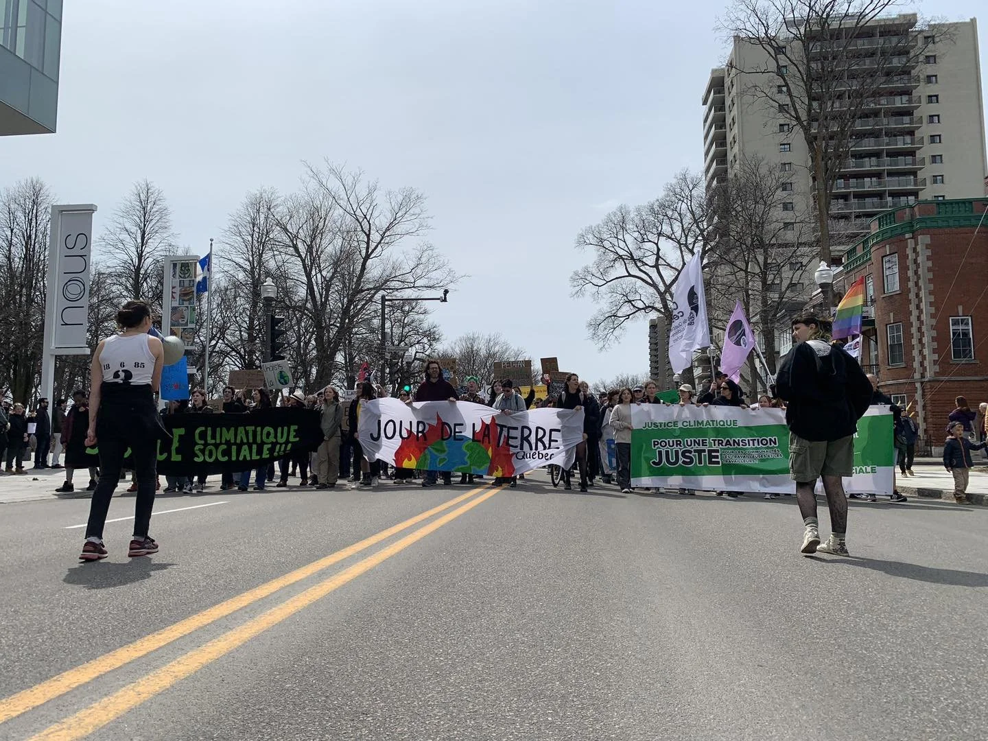 Manifestation d’ampleur à Québec pour le Jour de la Terre : près de 10 000 personnes participent à la marche