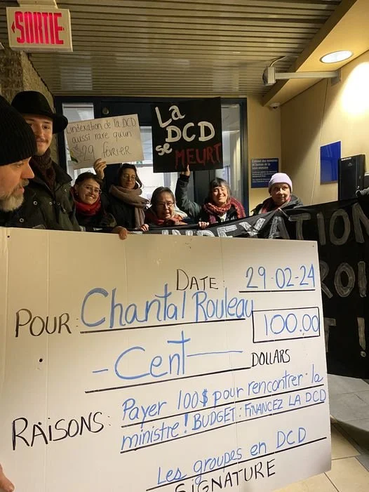 Des groupes de défense de droits livrent un chèque de 100$ à la ministre Rouleau