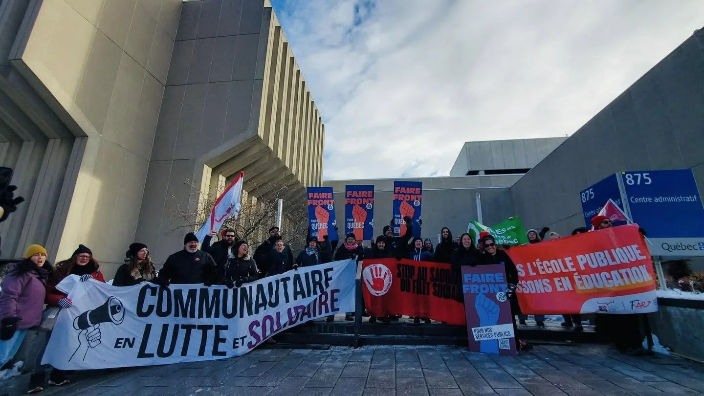 Des bannières ont été déployées à quelques endroits à Québec pour dénoncer le saccage du filet social