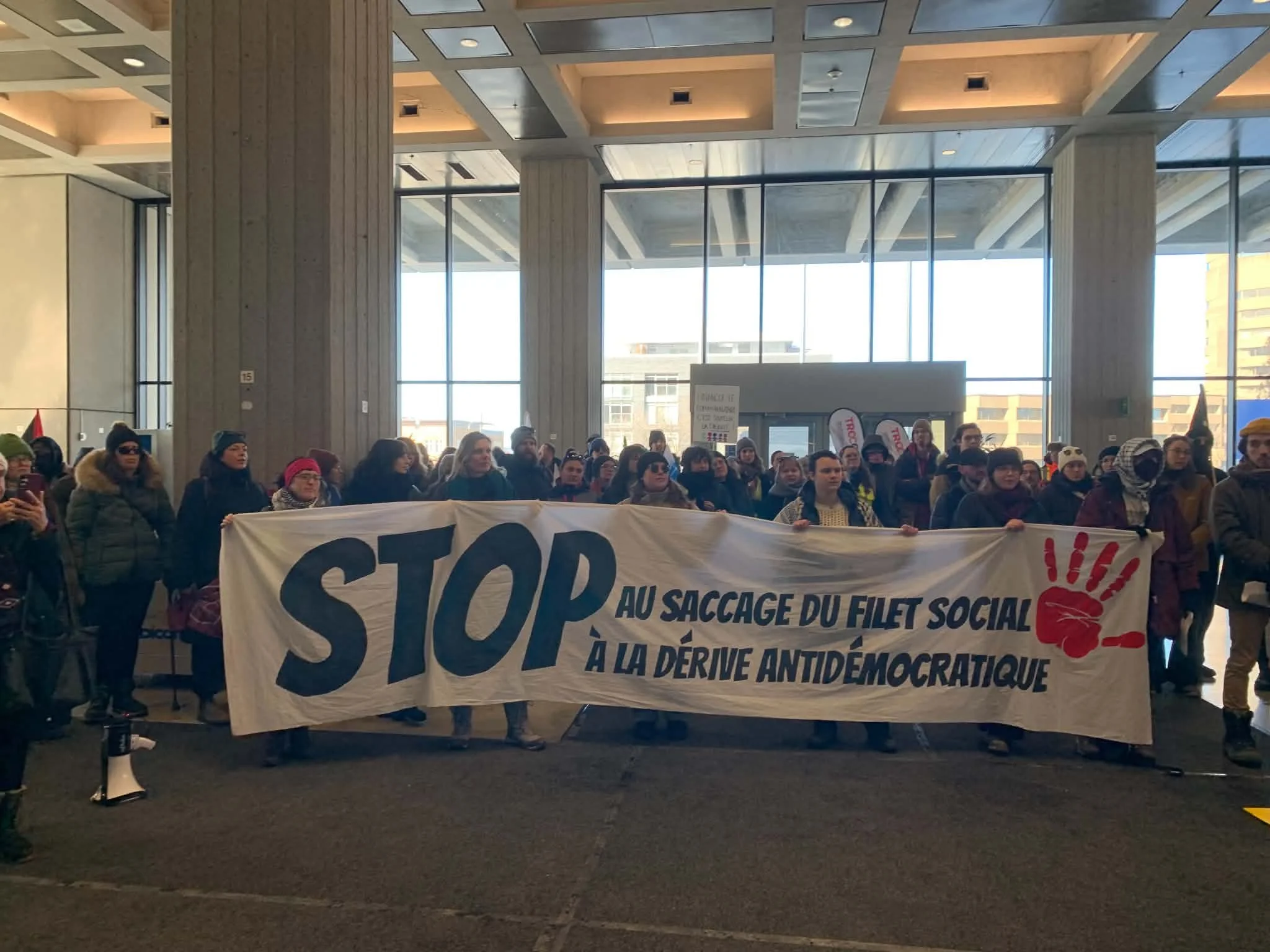 Action sur la colline parlementaire: Des groupes sociaux haussent le ton face à l’austérité et aux attaques antidémocratiques&nbsp;du gouvernement Legault