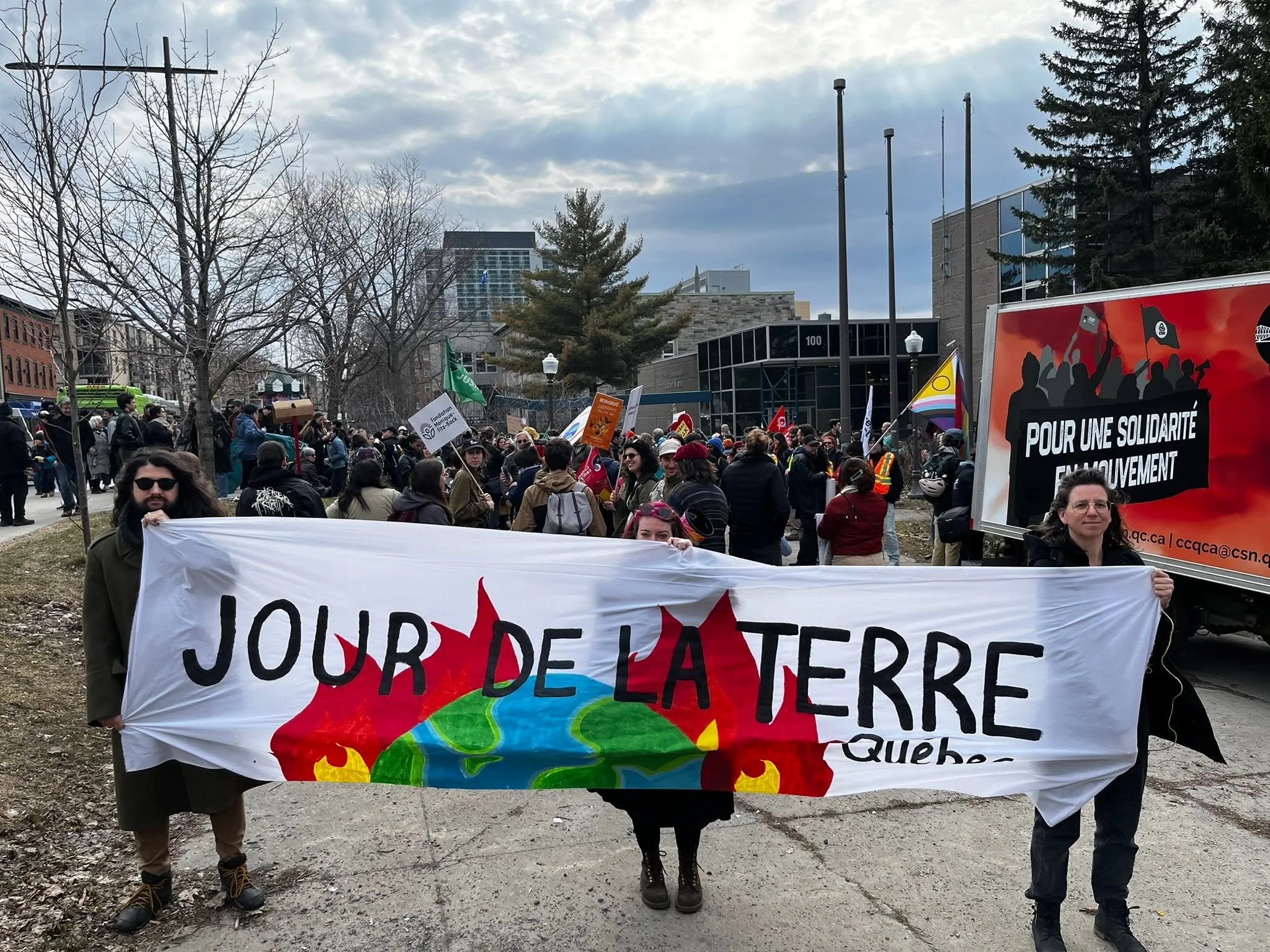 Paix, climat et justice sociale. Des centaines de personnes manifestent pour le Jour de la Terre à Québec