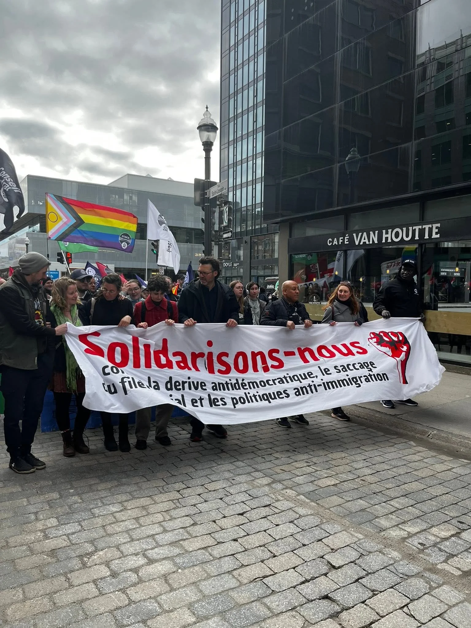 Des centaines de personnes prennent la rue contre le saccage du filet social et la dérive autoritaire du gouvernement
