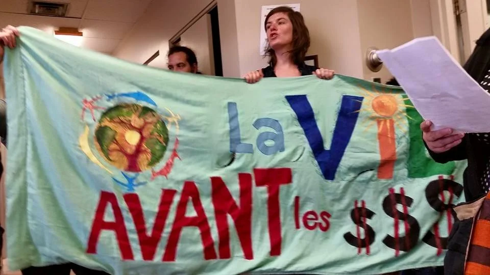 Des manifestant-e-s perturbent les activités des députés libéraux de la région de la Capitale nationale