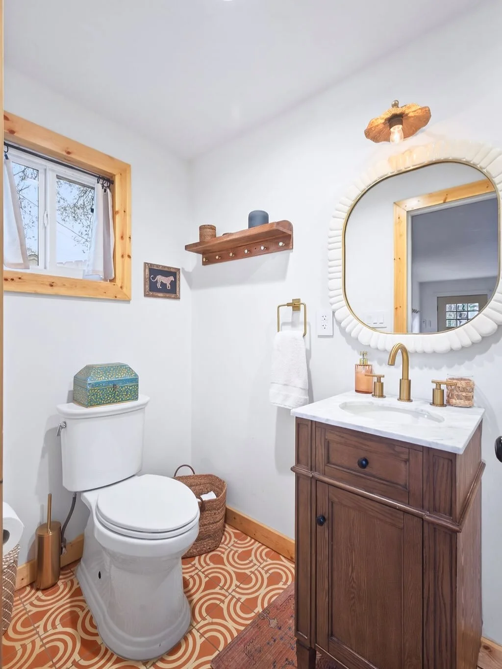 Sometimes less is more! We enclosed a doorway in this Rosedale garage conversion to create a bathroom complete with shower 🚿 SWIPE for the BEFORE pic💚

@ryanmhildy 
@brittaneyah 
📷 @skylermoore 

#austin #texas #atx #build #airbnb