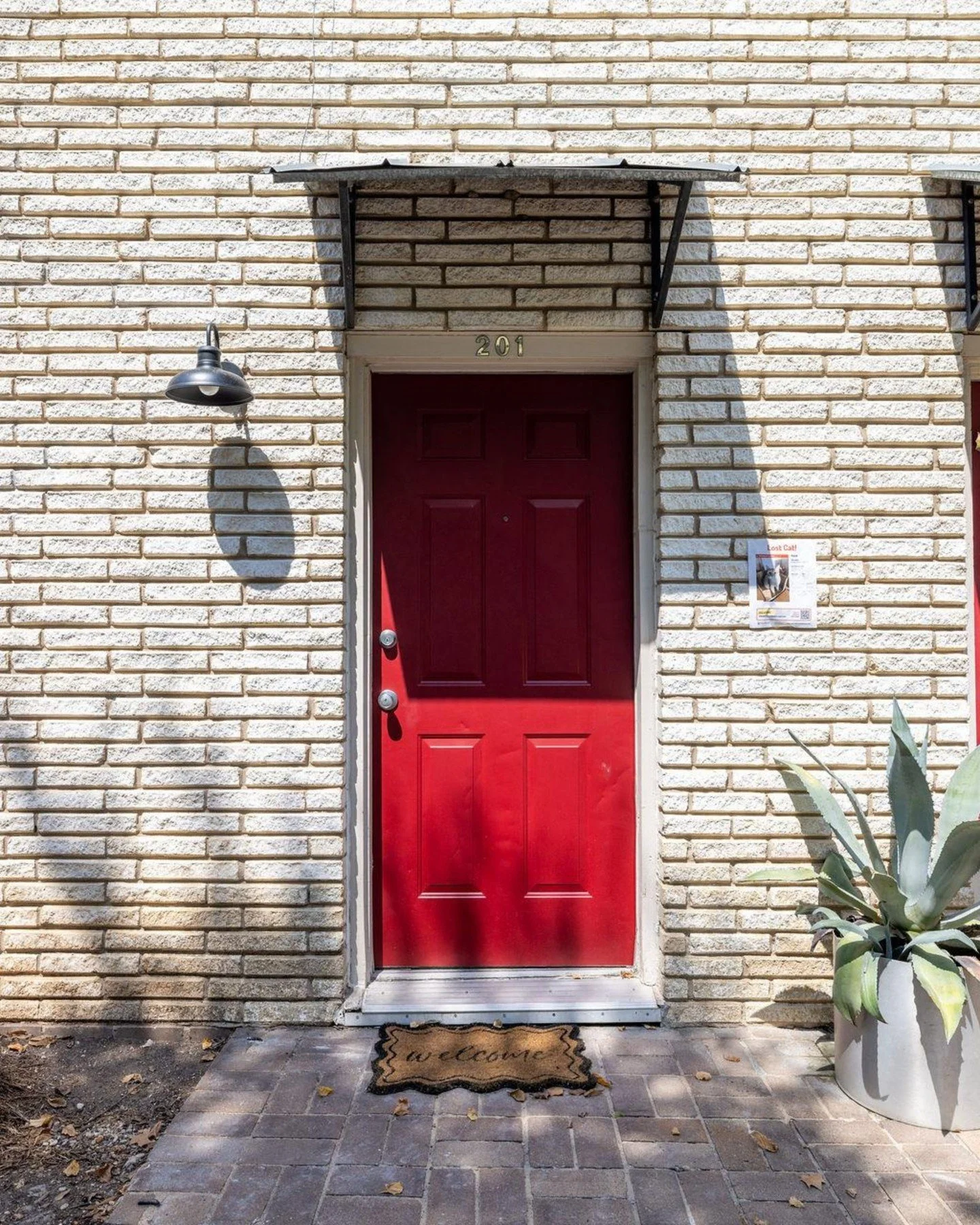 A beautiful fire engine red door refresh at the Houstonian! Nothing cleans up a front door like a fresh coat of paint. It's great way to add fun splash of color to your home or apartment

#CowboyContractingATX #Austin #Rosedale #Texas #DIWHY #Constru