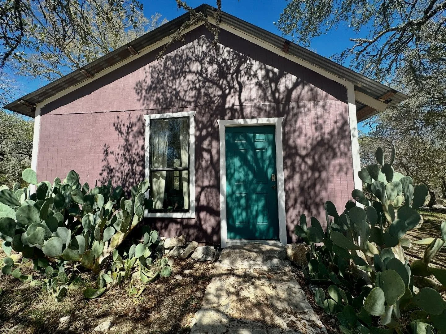 A sweet little cabin we converted from a former printing studio/laundry room to a getaway casita in the hill country! Swipe for the BEFORE!

@mosaicsmtx 
@ryanmhildy 
@brittaneyah