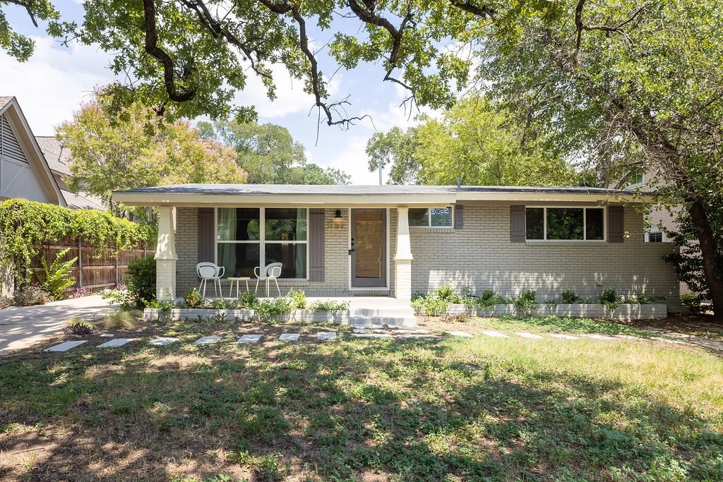 Check out our transformation of this bungalow in Clarksville. SWIPE for the Before ✨

#remodel #austin #atx #airbnb #texas #gc #contractor #construction #build #design #sherwinwilliams

@sherwinwilliams
@ryanmhildy
@brittaneyah