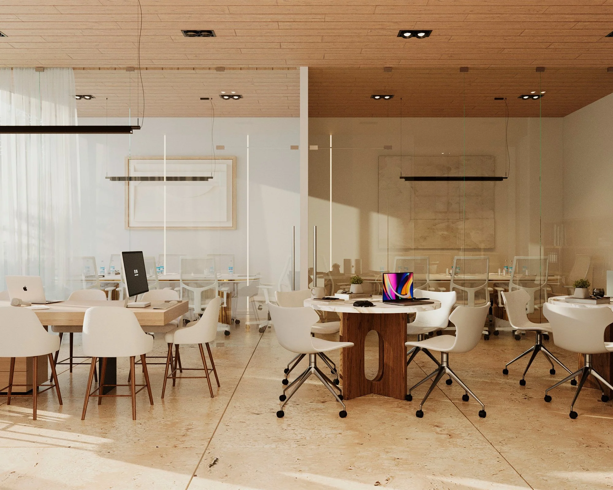 Amplio espacio de oficina con mesas y sillas blancas, computadoras y plantas decorativas. Paredes blancas, techo de madera y ventanas con cortinas blancas.