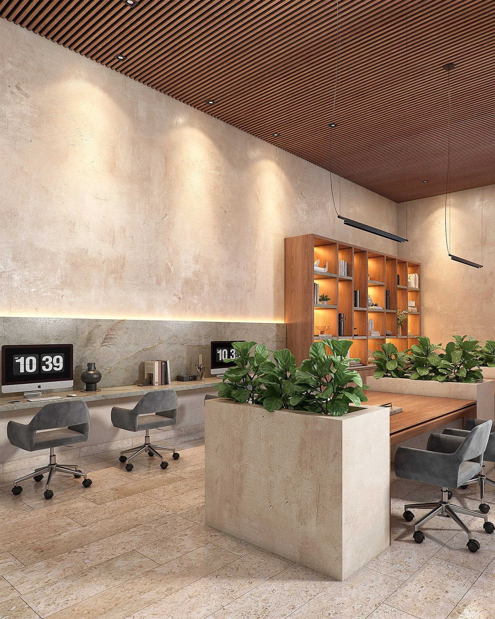 Oficina moderna con escritorios y sillas, estantería de madera con libros y accesorios, paredes de color beige, techo de listones de madera y luces empotradas, plantas verdes decorativas en mesas y paredes.