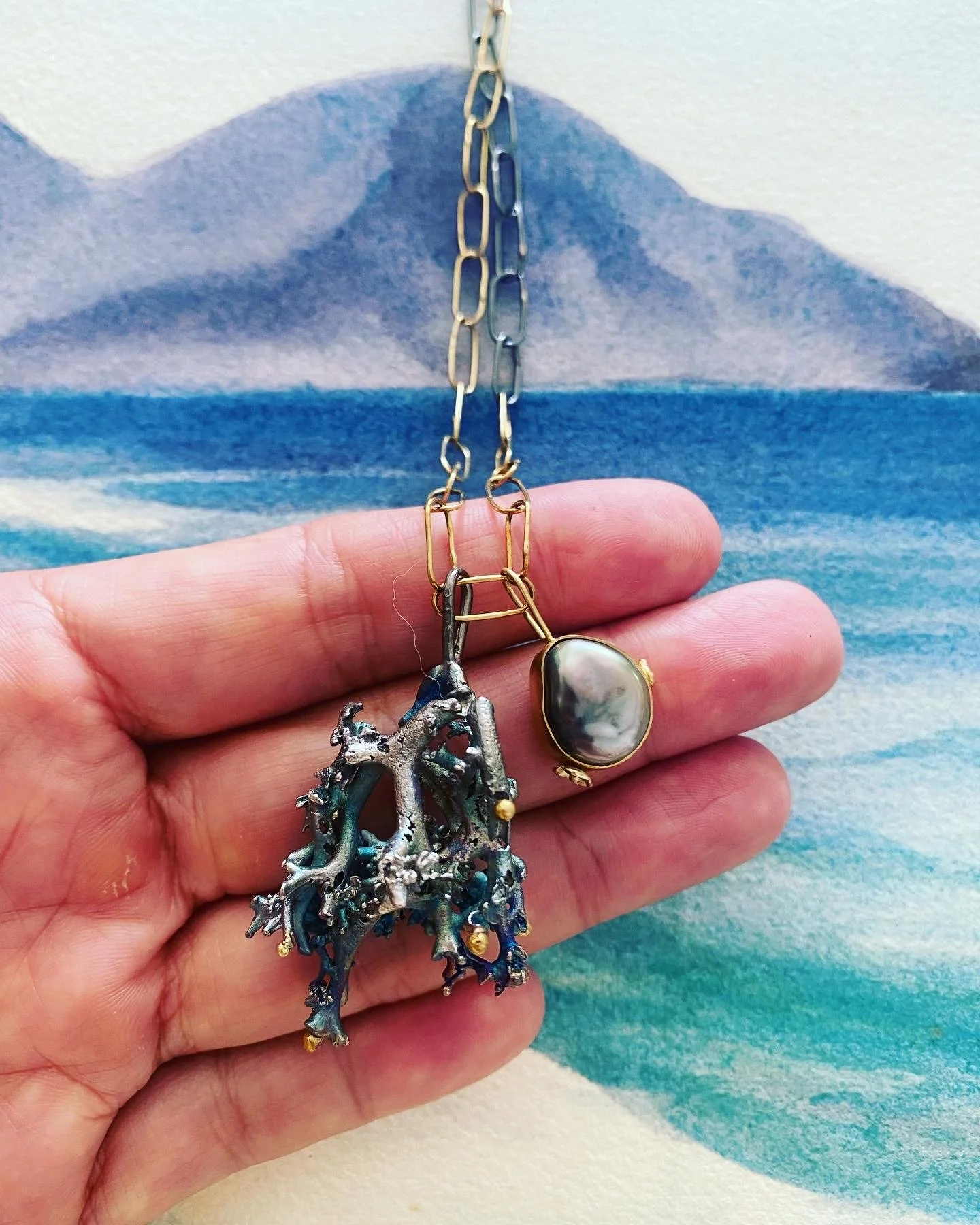 Cast kelp hodfast and keishi pearl set in 22k