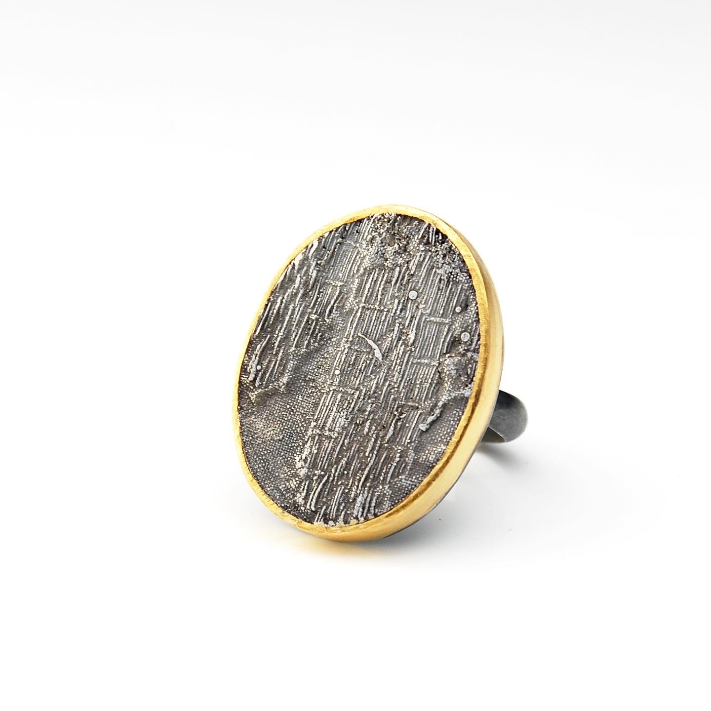 Silk portrait ring in 22k gold and silver