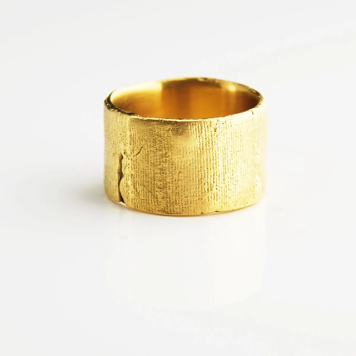 size 7.5 wide silk textile textured 18k yellow gold ring