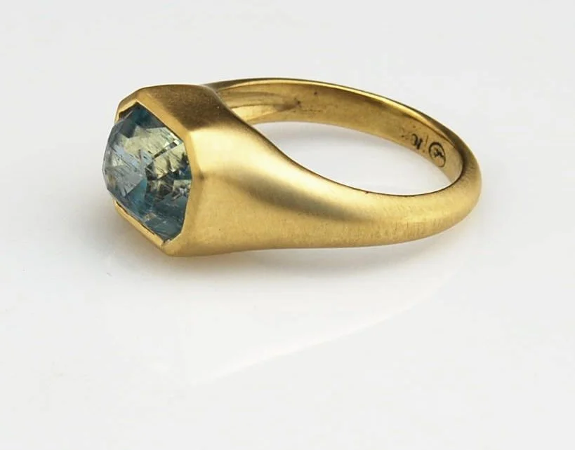 Aquamarine ring in 18k gold