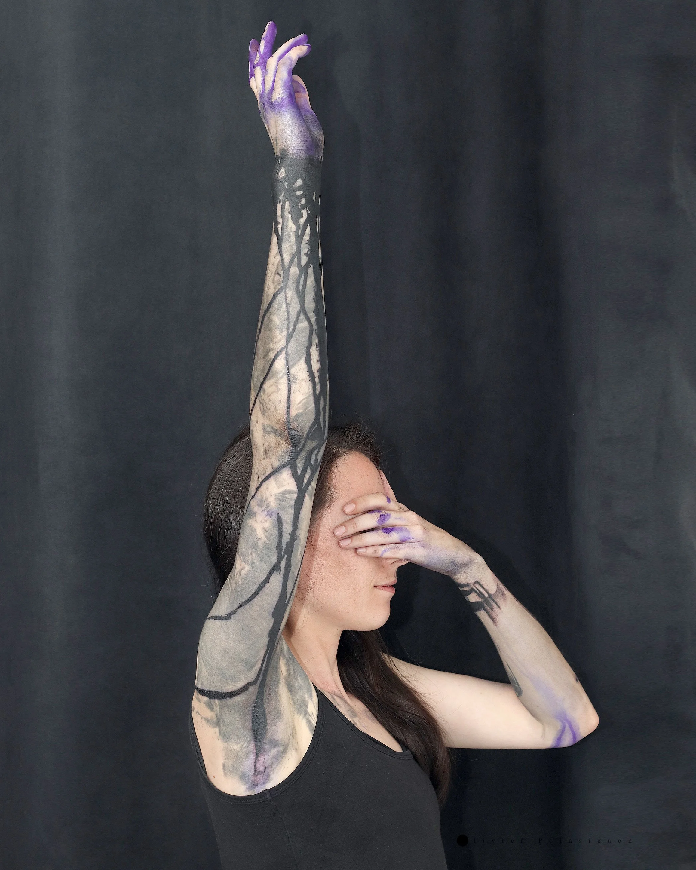 Le tatouage de Laurine est un travail en deux étapes: 1- faire un fond gris transparent à la manière d'une pellicule de peau/papier cigarette 2- faire couler de l'encre noir pour trancher pardessus le gris existant. L'anecdote : pour réaliser ce tato