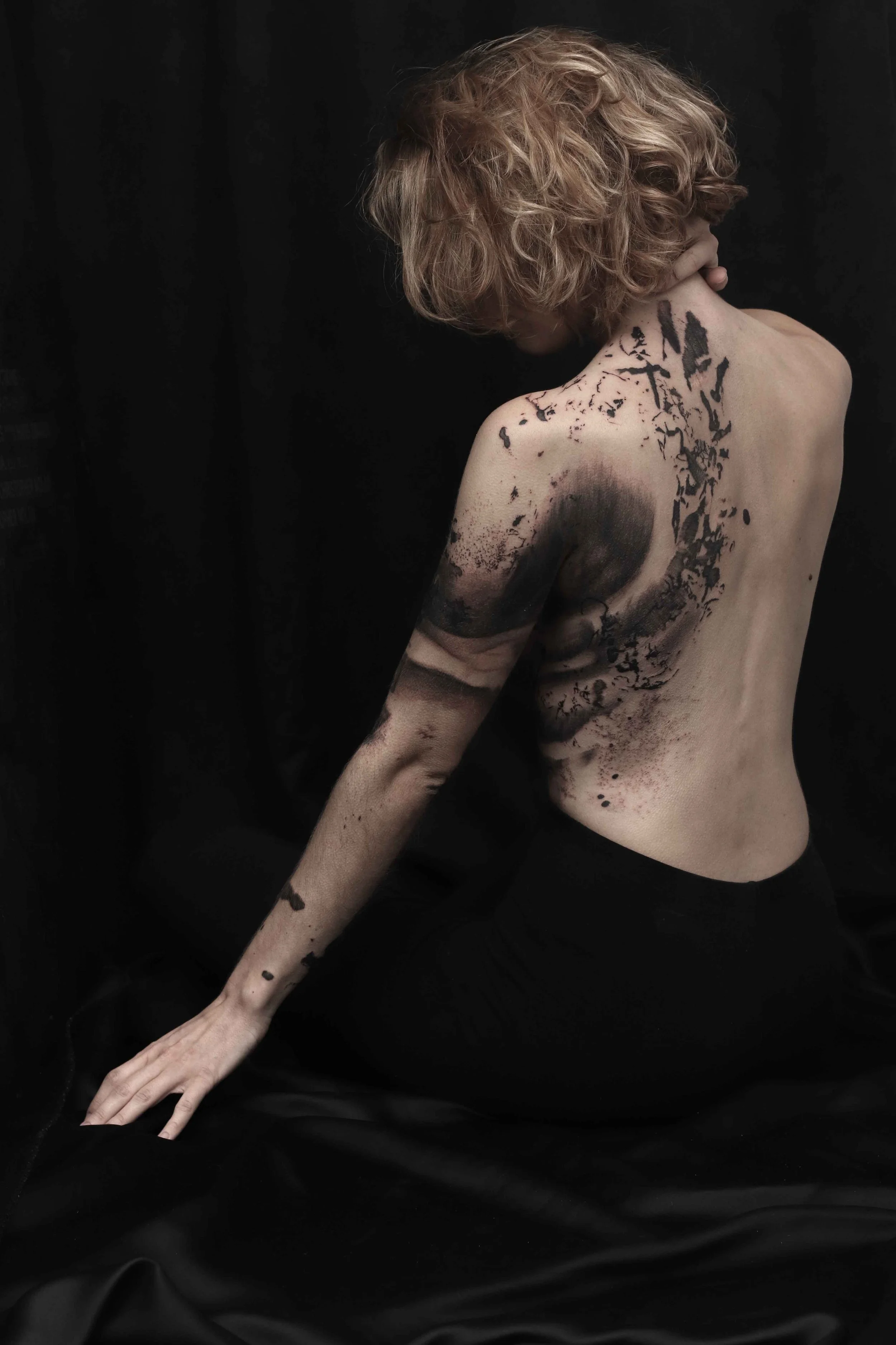 Naomie m'a expliqué son projet en mouvement, en dansant dans l'atelier sans dire un mot. Cette composition dynamique en est sortie. Ceci est un tatouage abstrait compilant des textures tanto fluides ou rugueuses.