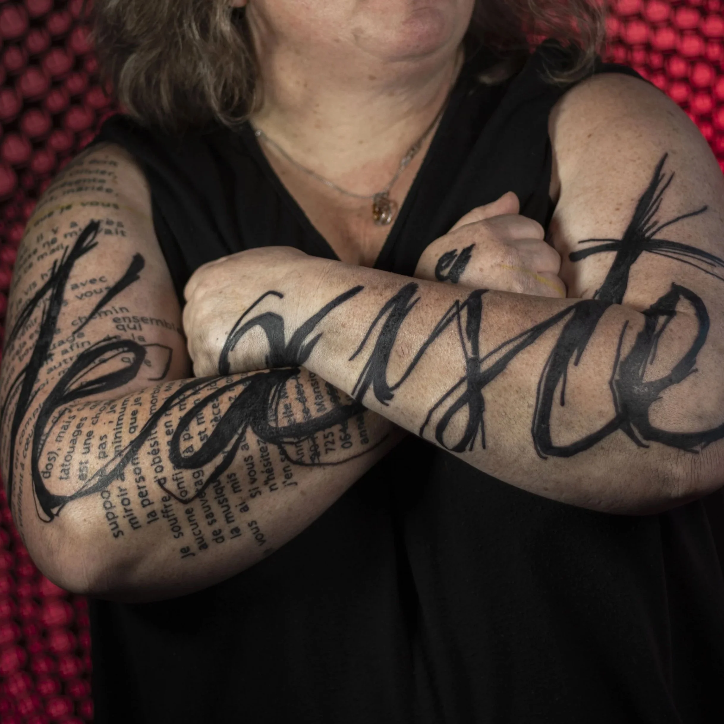 Fermer les bras pour crier au monde "j'existe" . C'est le tatouage anamorphique d'Annabelle. Tatouage réalisé sur le texte du mail de contact qui résume sa demande. Cette anamorphose est un tatouage unique d'affirmation de soi-même. Cette anamorphose