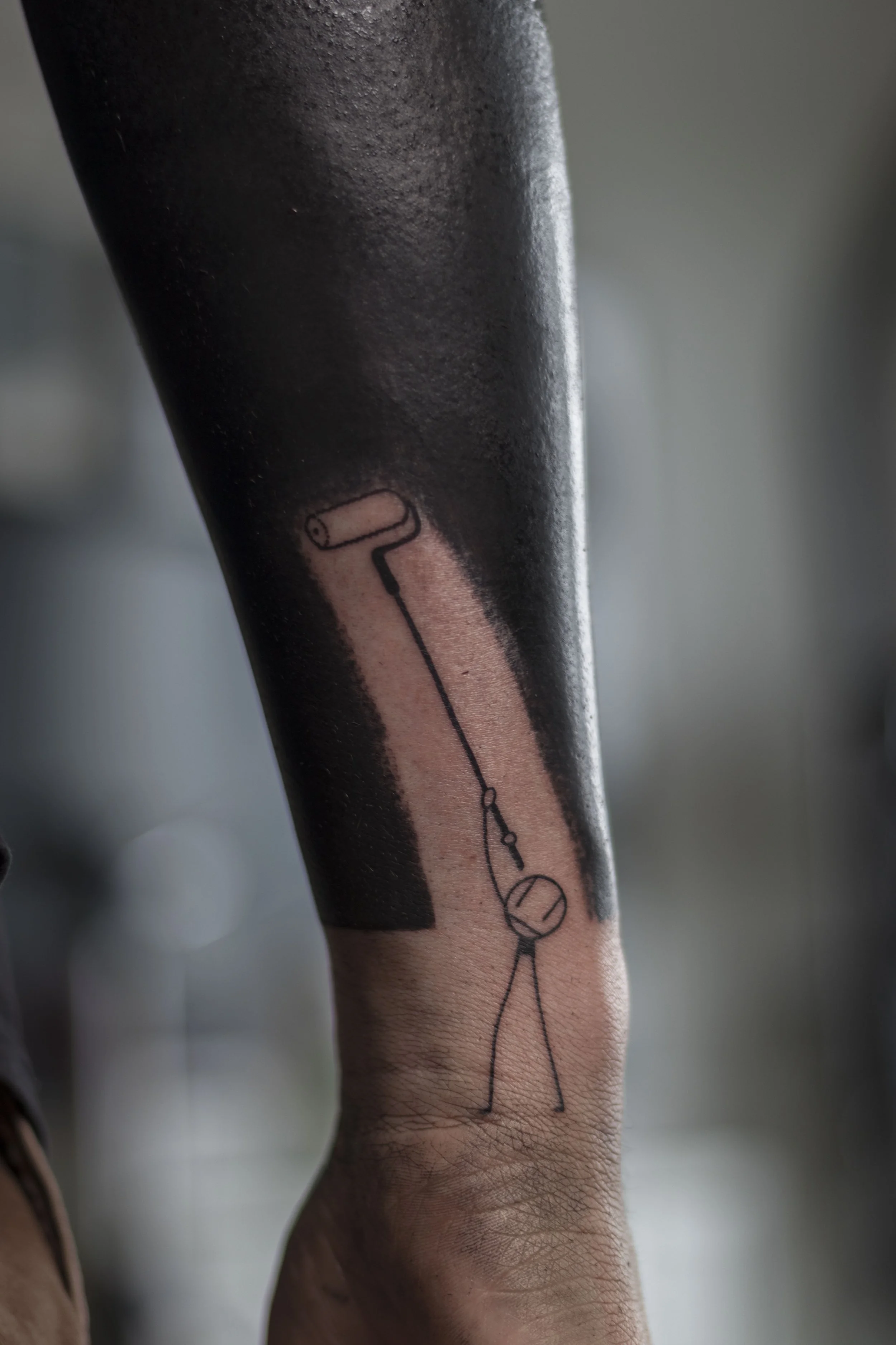 Soun, la mascotte de l'atelier Poinsignon vient apporter de la lumière au milieu d'un aplat de noir. Ici chez les Poinsignon on tatoue NOIR !