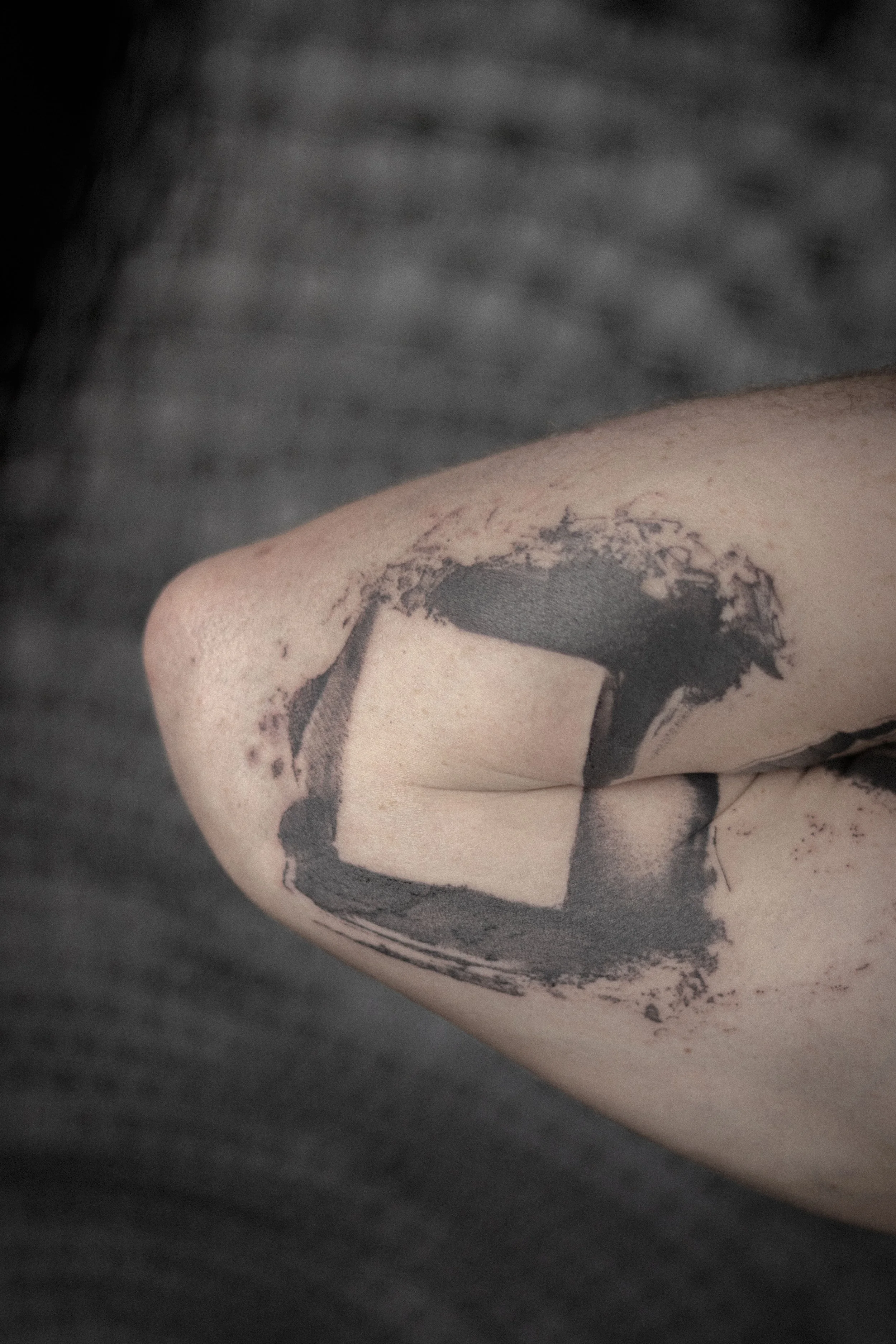 Anamorphose de carré sur une articulation. Quand le bras est déplié la forme devient abstraite. C'est un tatouage qui met en mouvement de la géométrie en offrant des textures parfaitement singulière, car se projet a été réalisé entièrement à main lev