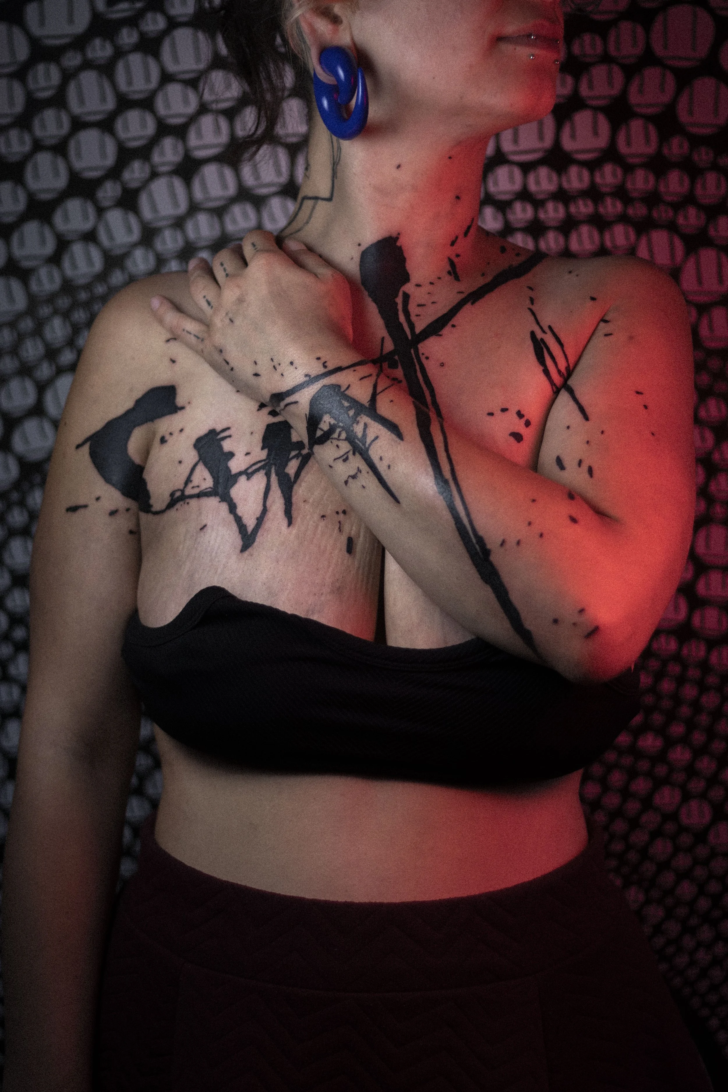 Le mot Chat en anamorphose avec le A qui ressemble à une pate de canard. Un tatouage qui marque l'attachement pour un compagnon de vie qui n'est plus là.