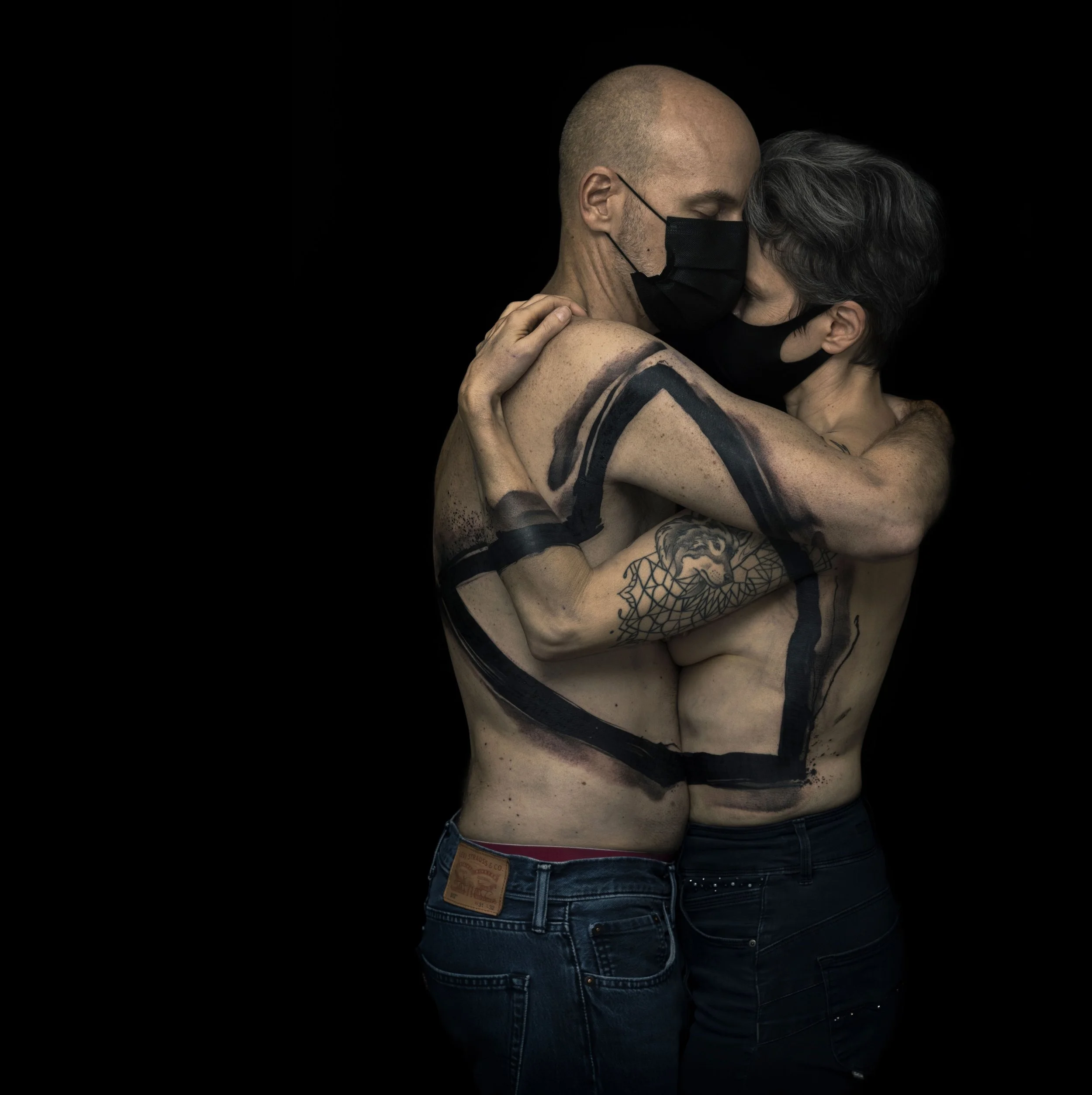 Tatouage de couple, anamorphose de cœur. Martine et Benjamin, un tatouage de couple unique où le cœur se forme quand ils s'enlacent. Projet réalisé avec l'aide d'un rétroprojecteur et de traces de pinceaux tatouées.