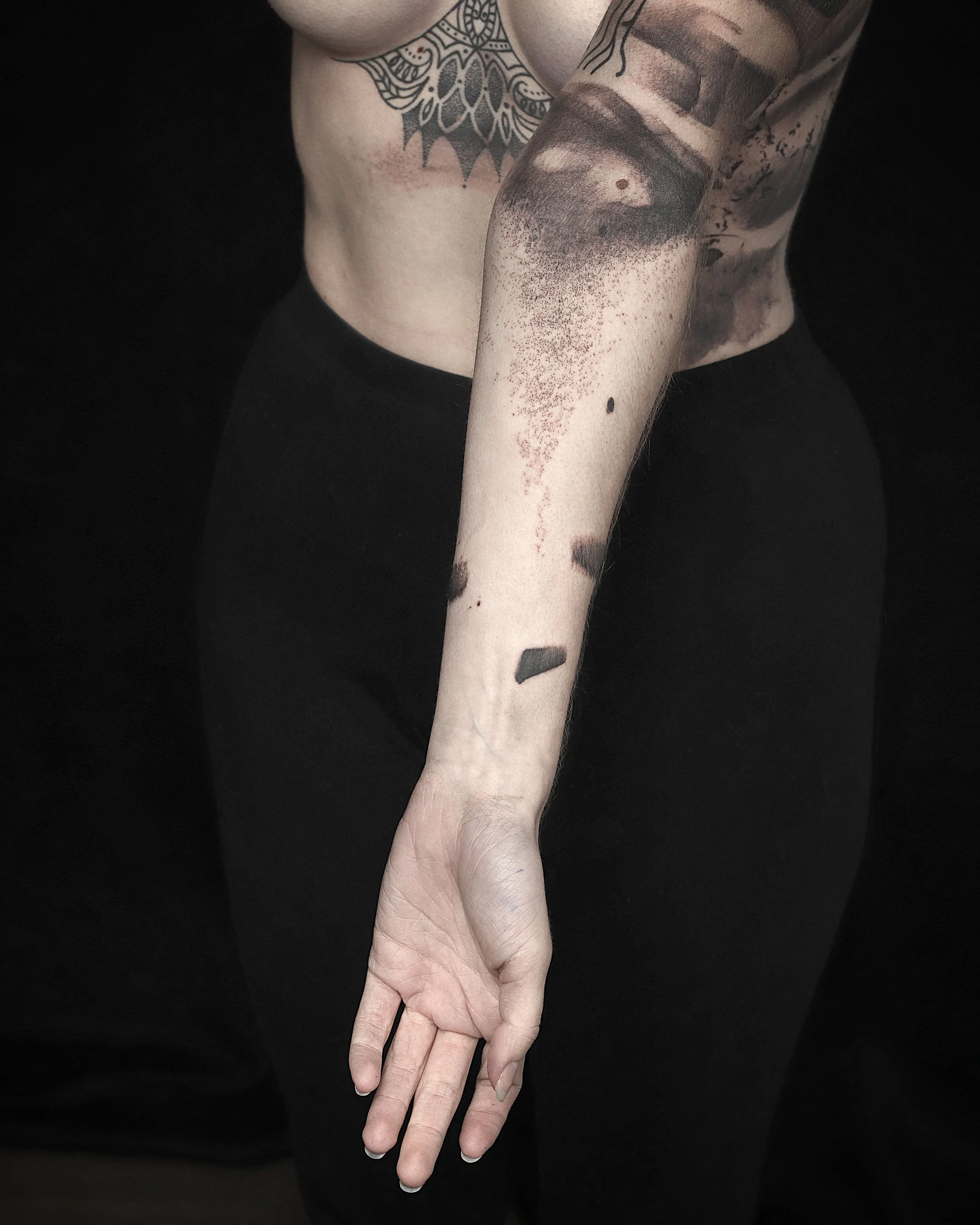 Tatouer des taches naturelles, des projections abstraites qui surprennent mais respectent le corps est une caractéristiques de l'atelier de tatouage et création Poinsignon. 