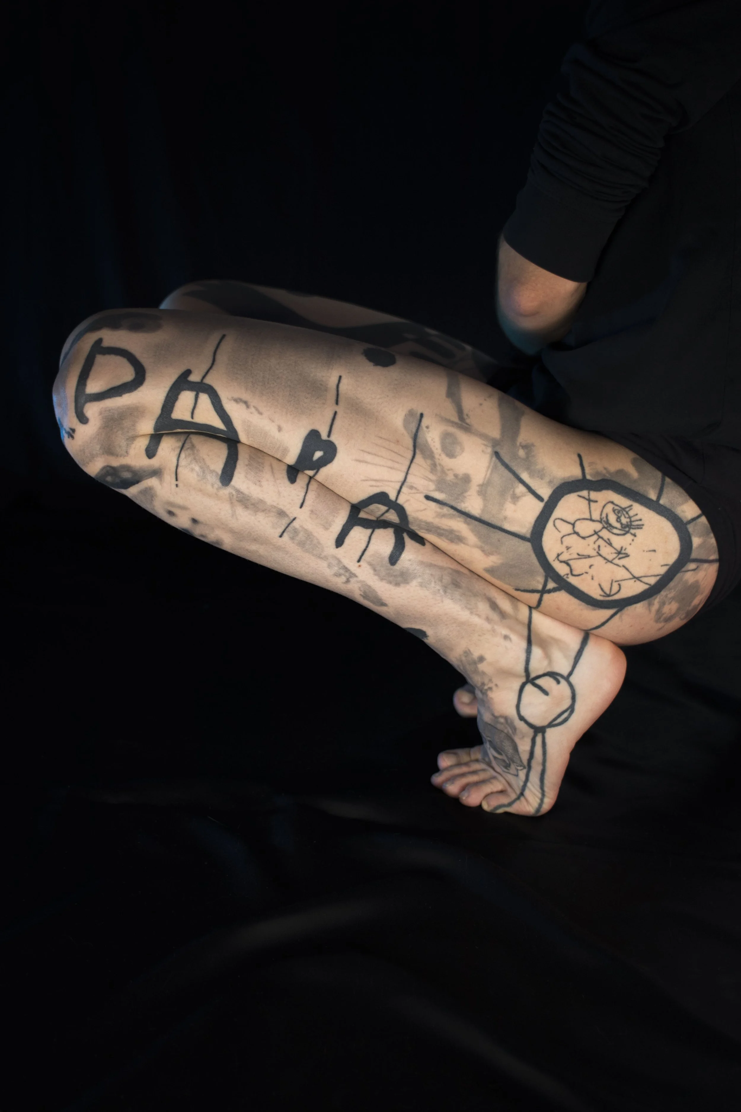 Anamorphose pour le mot Papa écrit de la main des enfants de Cédric. L'idée est simple, pour être pleinement Papa il faut savoir se tenir accroupi en baissant d'un étage. Ainsi soun peut porter le soleil qui contient le dessin des enfants de Cédric. 