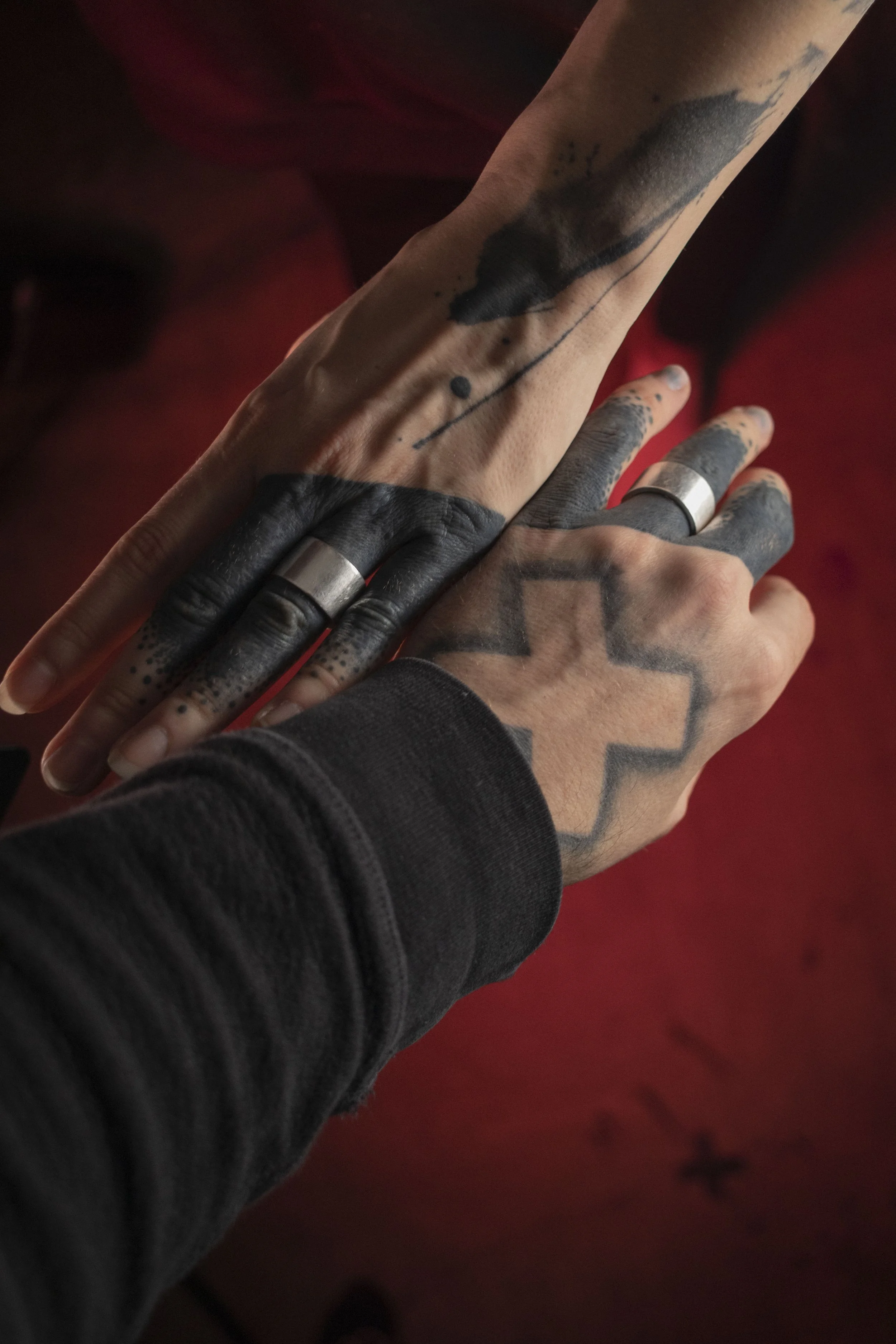 Tatouer des couples ou des duos est une spécialité de l'atelier. Ici vous pouvez retrouver nos "alliances tatouées", pensées pour recevoir nos bagues de mariages. Nous sommes tatoués jusqu'au bout des doigts et travaillons avec passion pour sublimer 