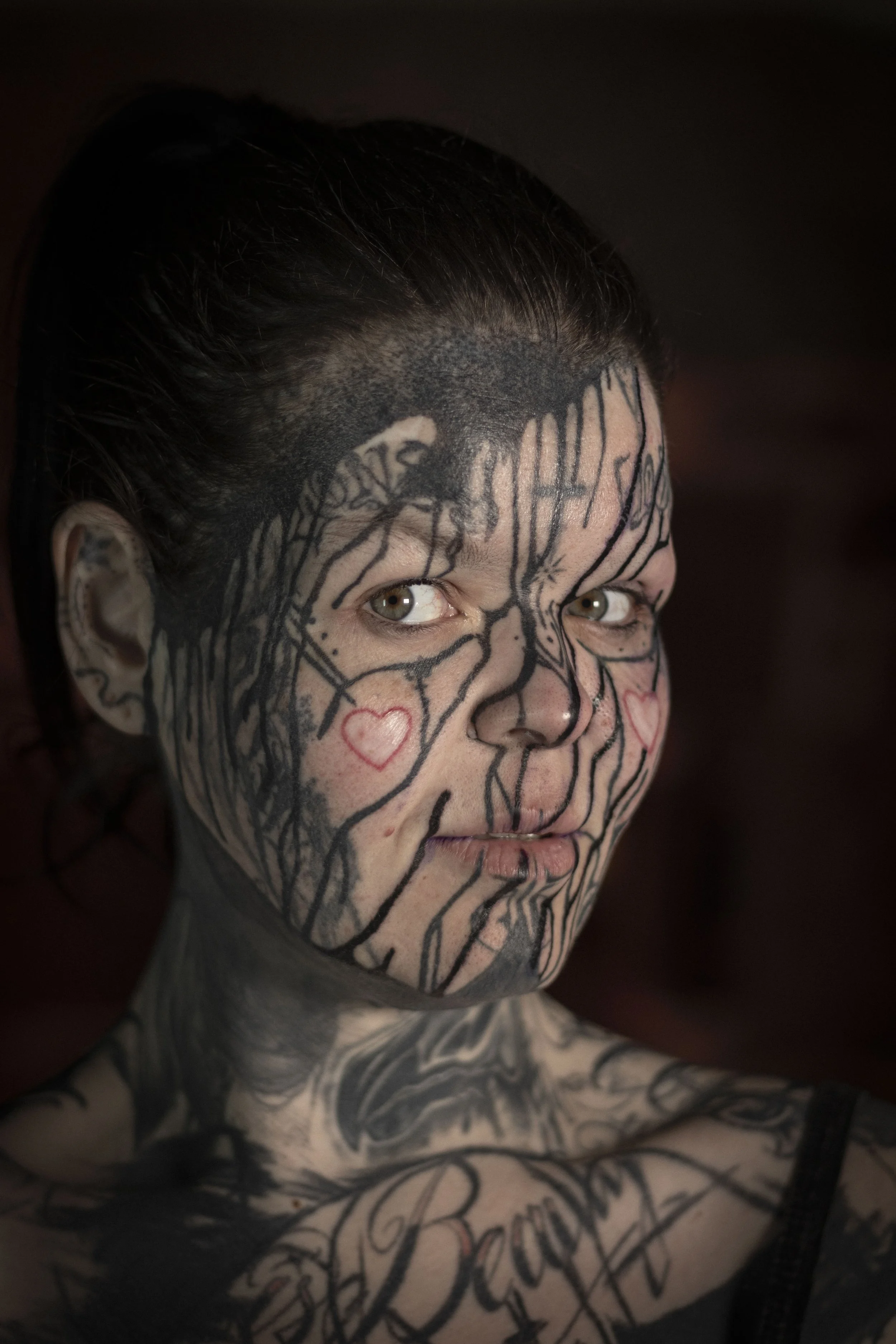 Le tatouage facial de Satsugaï est un ensemble de coulures noires, traversant son visage de haut en bas sans faire de concession. Un tatouage hors norme pour une personne hors norme.