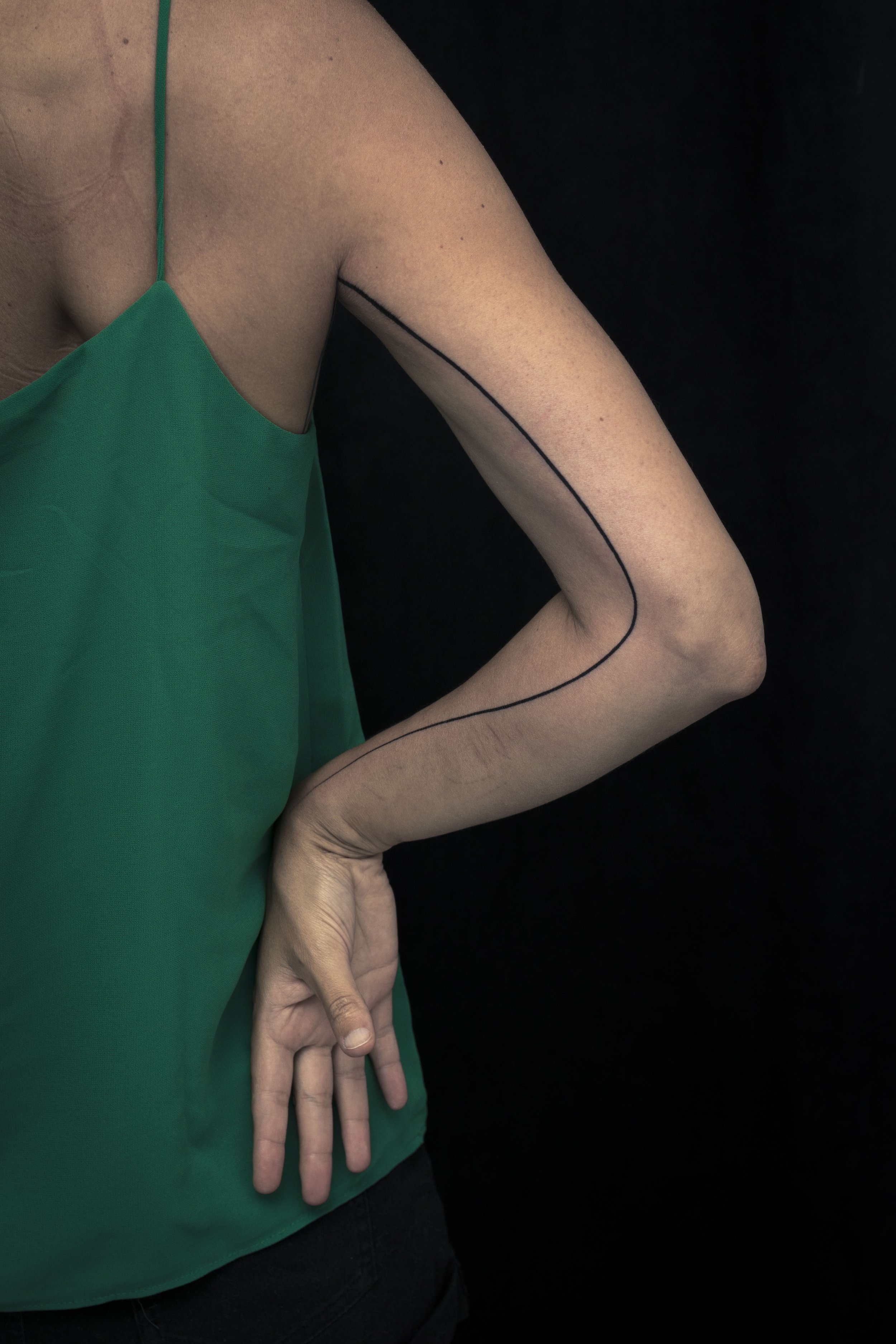 Tatouage de ligne fine traversante sur le bras. Ce tatouage est dessiné à la main pour s'adapter à la morphologie en ayant un parcours naturel et agréable à l'œil. La pratique du tatouage d'après dessin à main levée est une spécialité de l'atelier (f