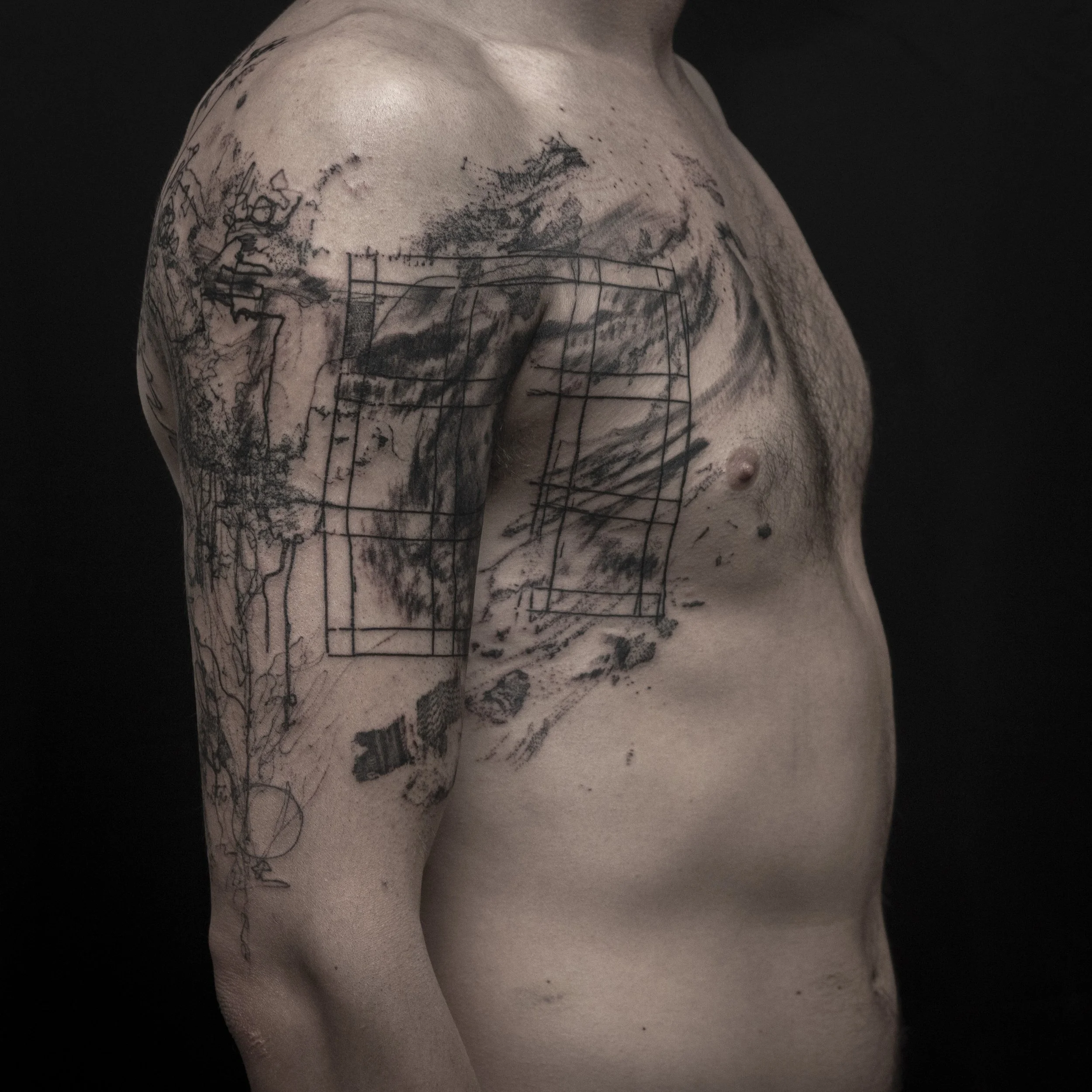 Anecdote :  Xavi est musicien et m'a fait découvrir Richard Cheese pour composer librement ce tatouage. La première étape consistait à plaquer une grille. La grille métaphorique du contrôle appliqué sur une des articulations les plus complexe du corp