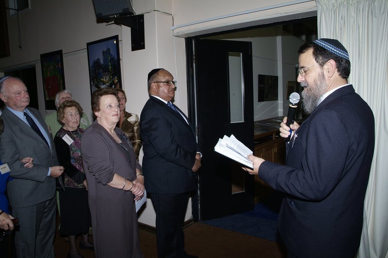 Rabbi Chaim Dovrat says a blessing