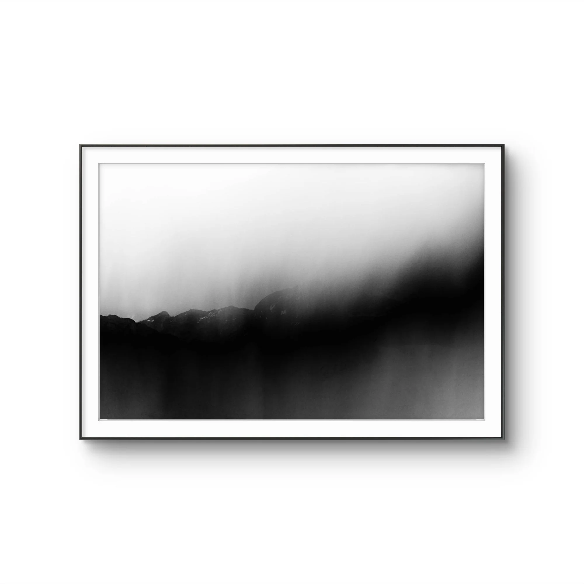 Montage de images: en haut, une photographie d'un paysage de montagnes, en bas, un miroir rectangulaire brillant avec une fine bordure noire.
