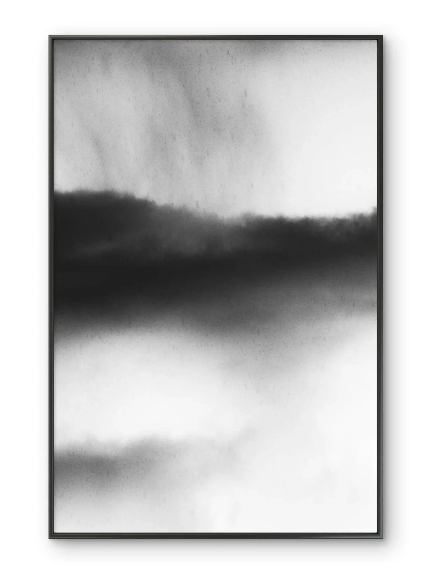 Un cadre contenant une peinture ou une photographie abstraite en noir et blanc, avec des dégradés de gris et des textures floues.