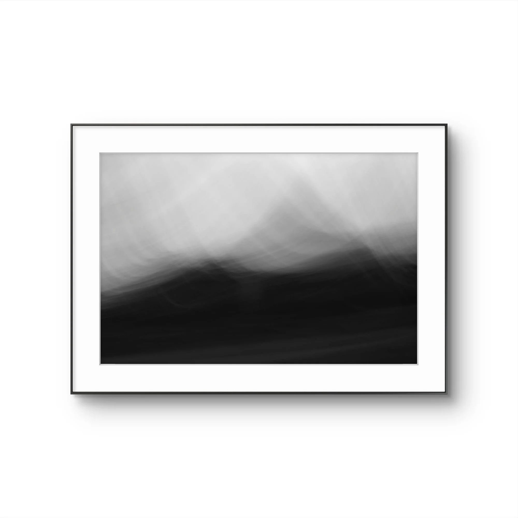 Une image d'une télévision à écran plat suspendue au mur, affichant un dégradé de noir à blanc avec des nuances de gris.