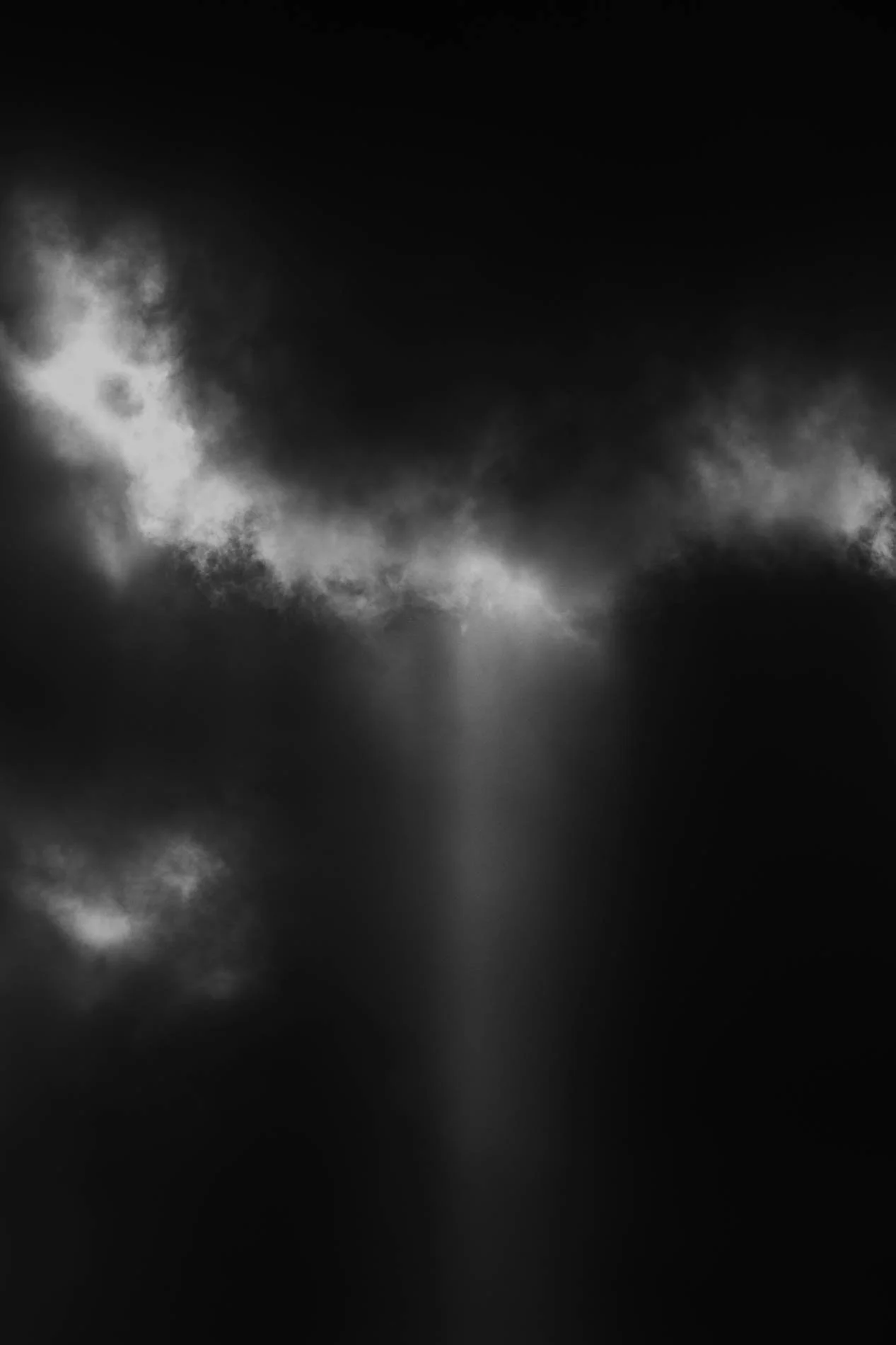 Nuages lumineux dans un ciel sombre en noir et blanc