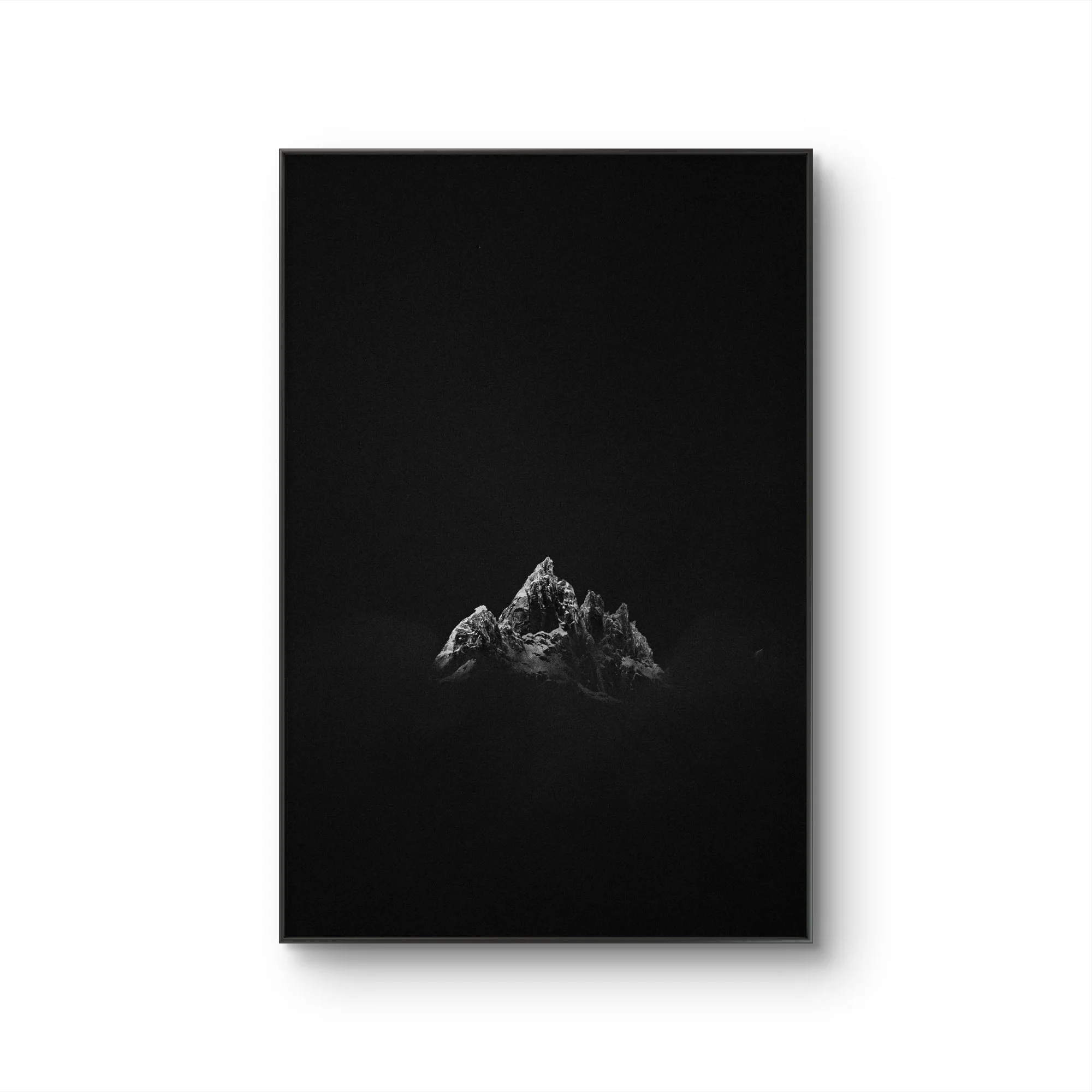Écran noir affichant une montagne enneigée dans le coin inférieur.