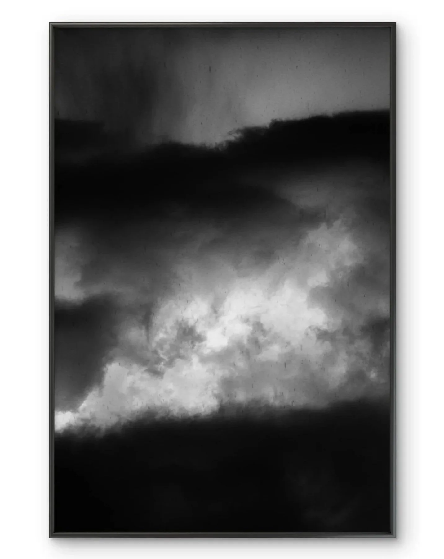 Une peinture abstraite en noir et blanc représentant un ciel orageux avec des nuages sombres et tourmentés.