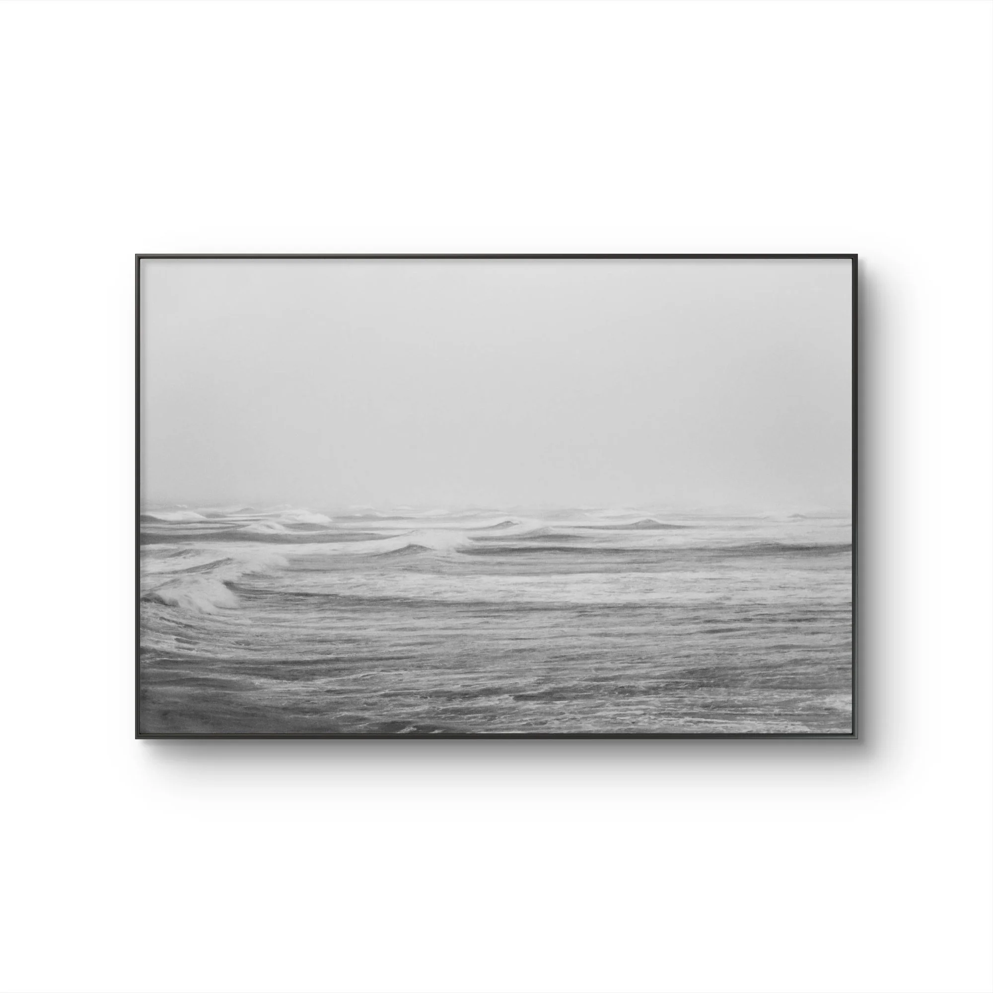 Vue partielle d'un écran de télévision sur un support blanc avec sol en marbre, dans un environnement minimaliste.