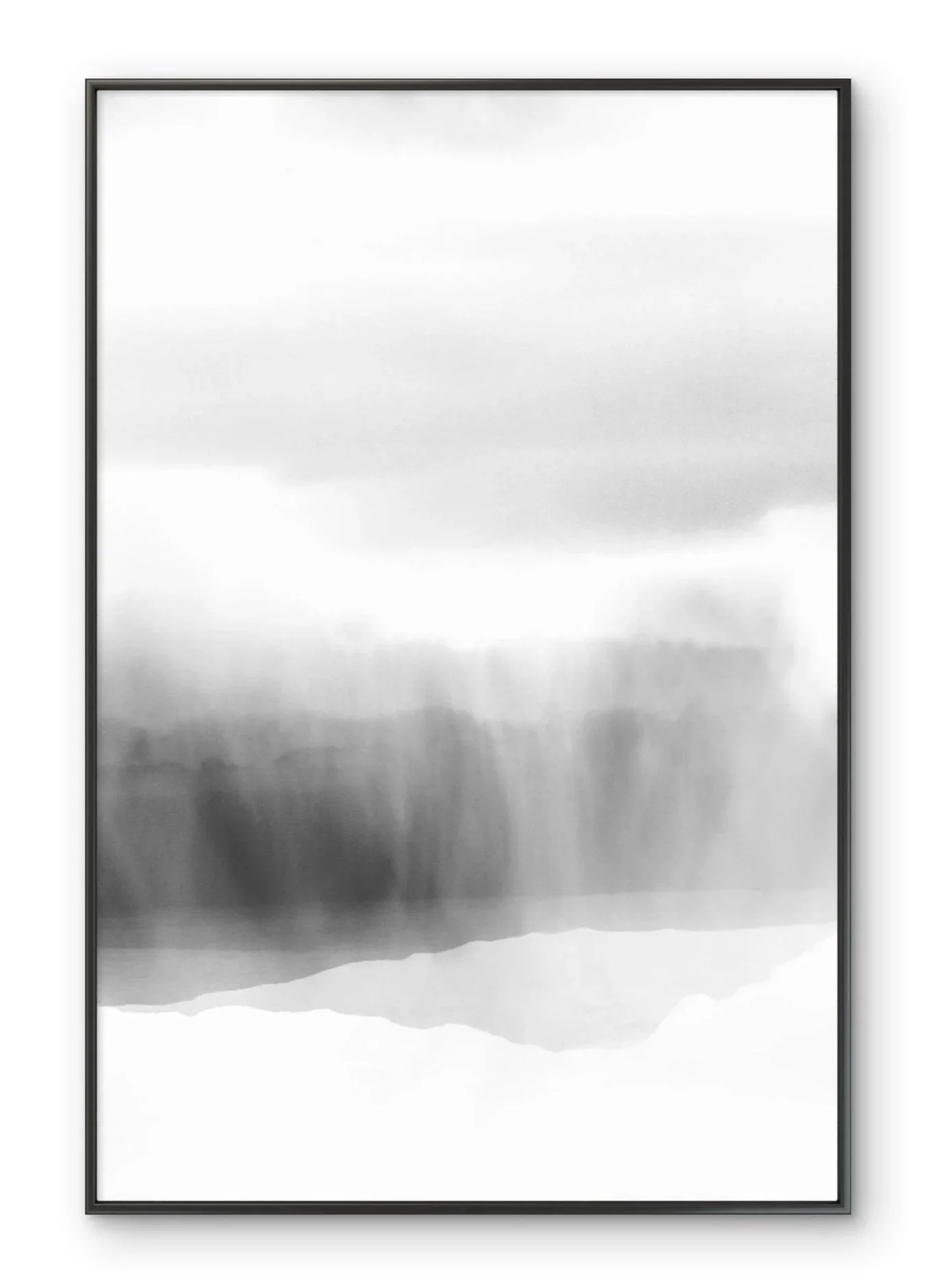 Photo en noir et blanc d'un paysage avec des montagnes recouvertes de neige sous un ciel nuageux.