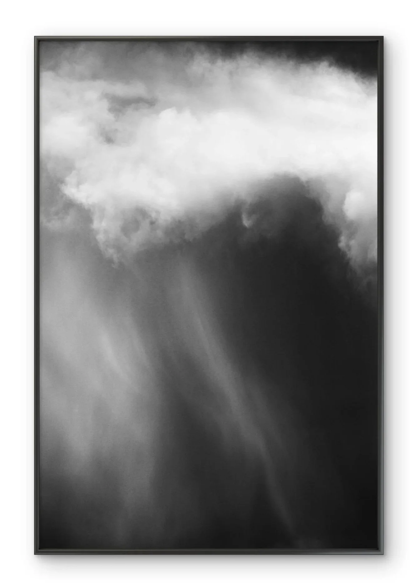 Une peinture ou une photographie en noir et blanc représentant un ciel nuageux.