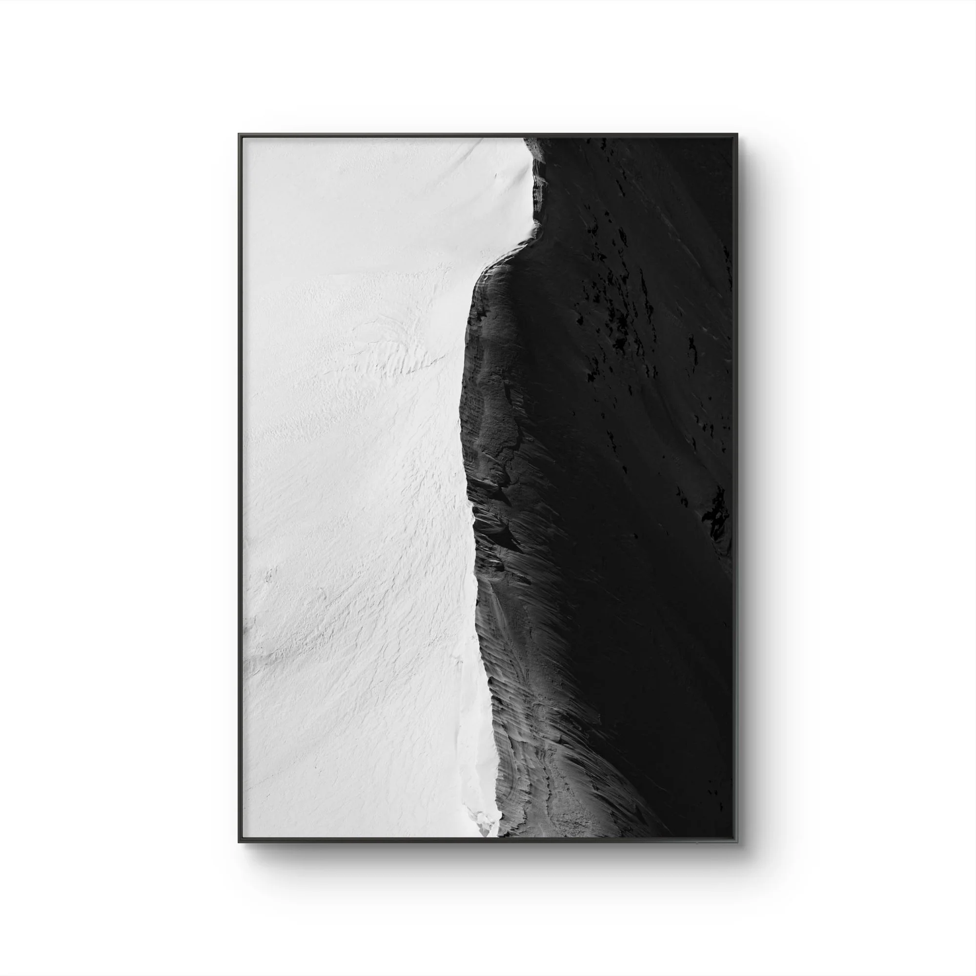 Tableau noir et blanc représentant un paysage montagneux, divisé en deux moitié contrastées, avec des montagnes blanches et noires distinctes.